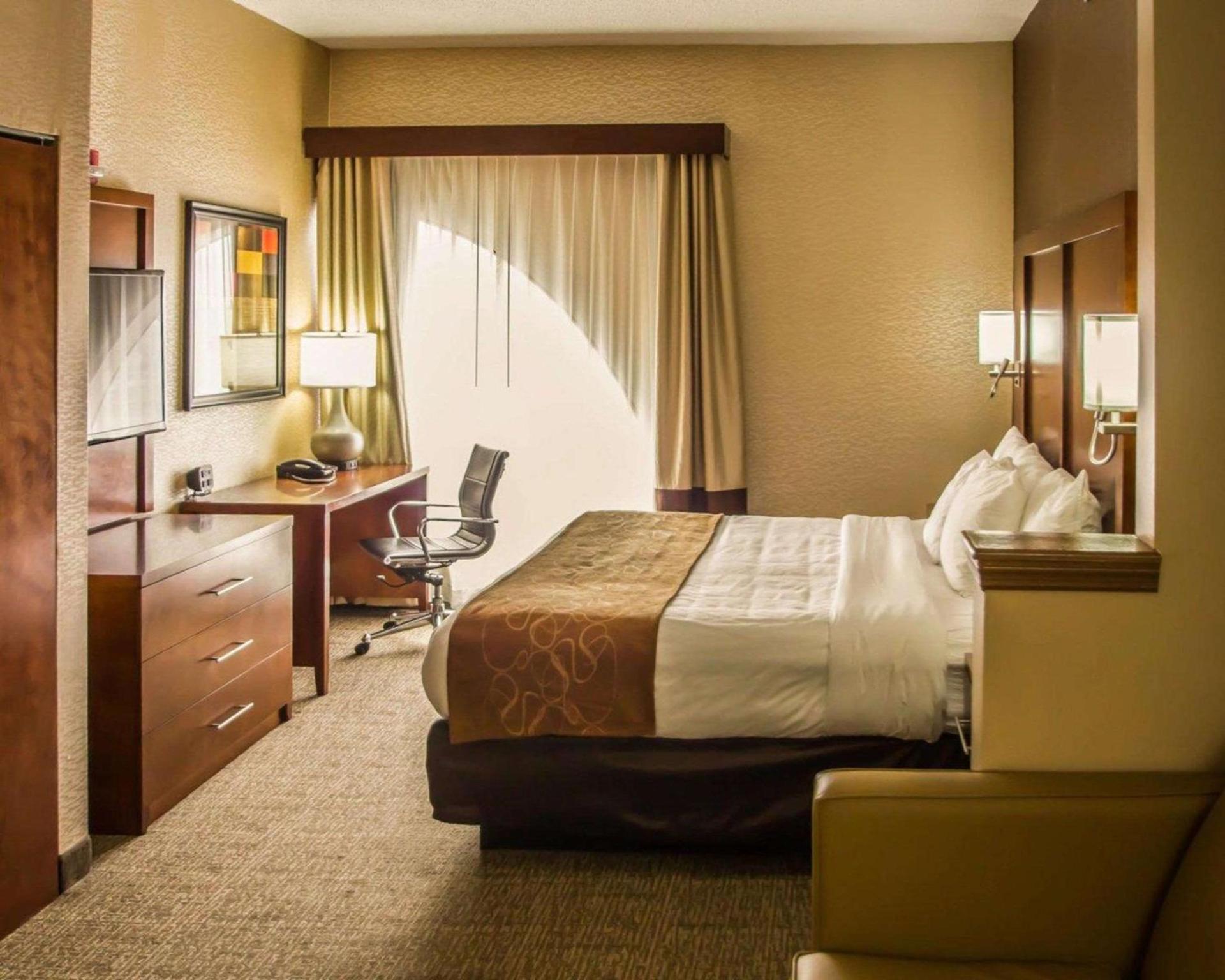 Quality Suites NYC Gateway photo 8