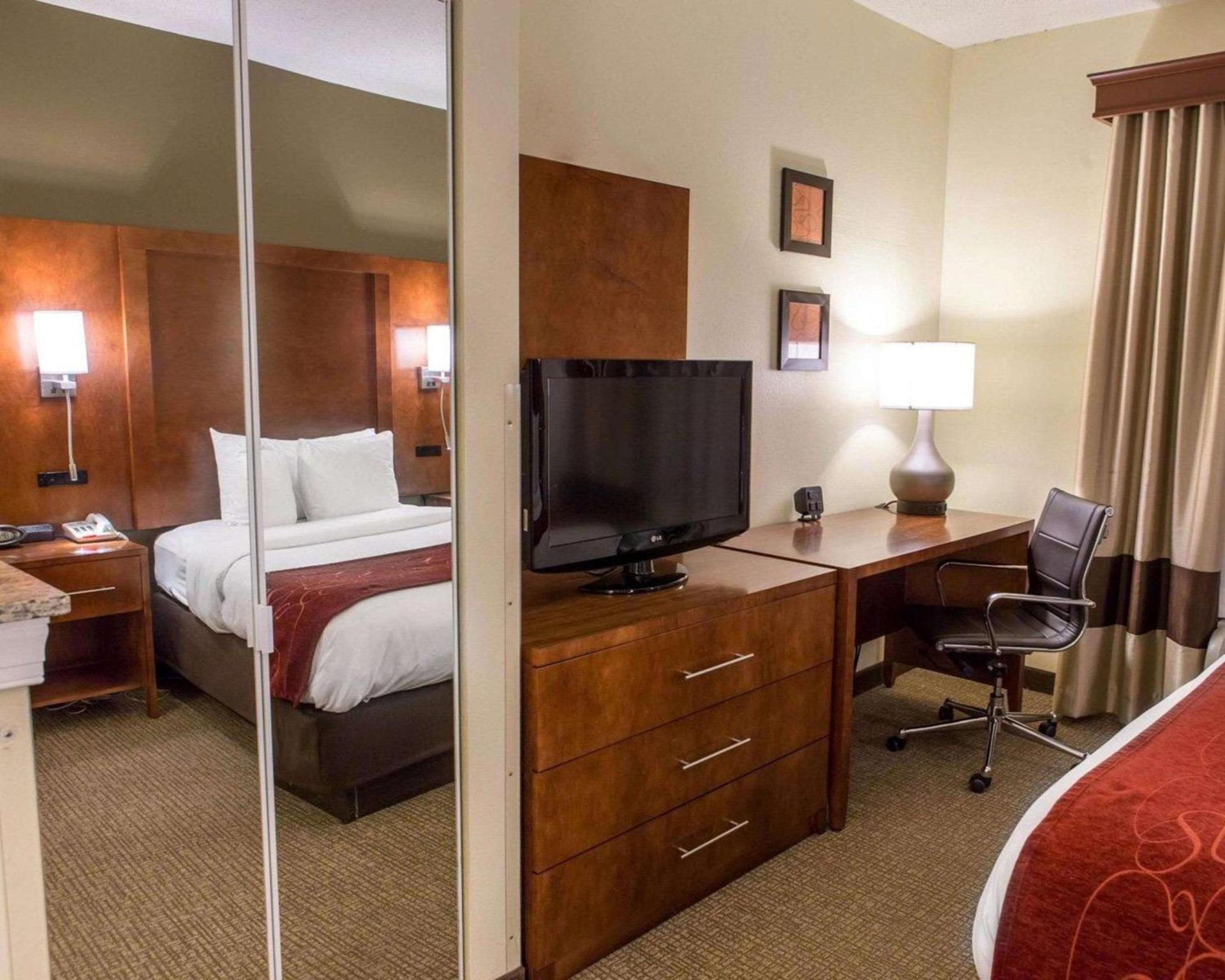 Comfort Suites Newark - Harrison photo 5