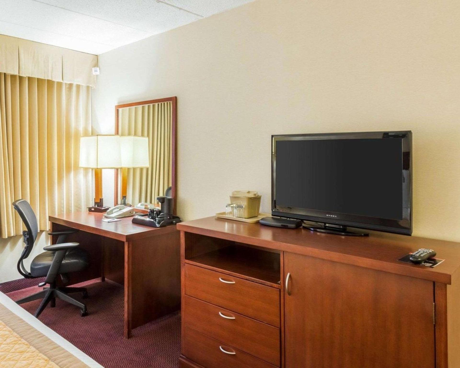 Clarion Hotel Somerset - New Brunswick photo 12