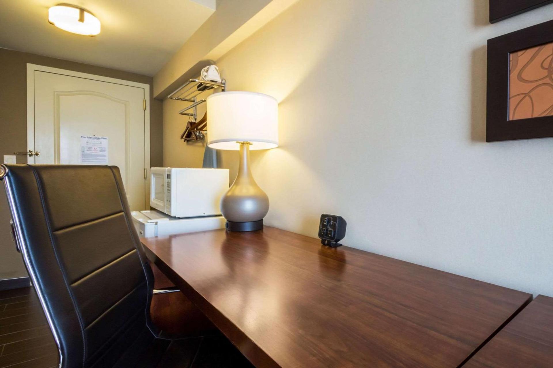 Comfort Suites at Woodbridge photo 18