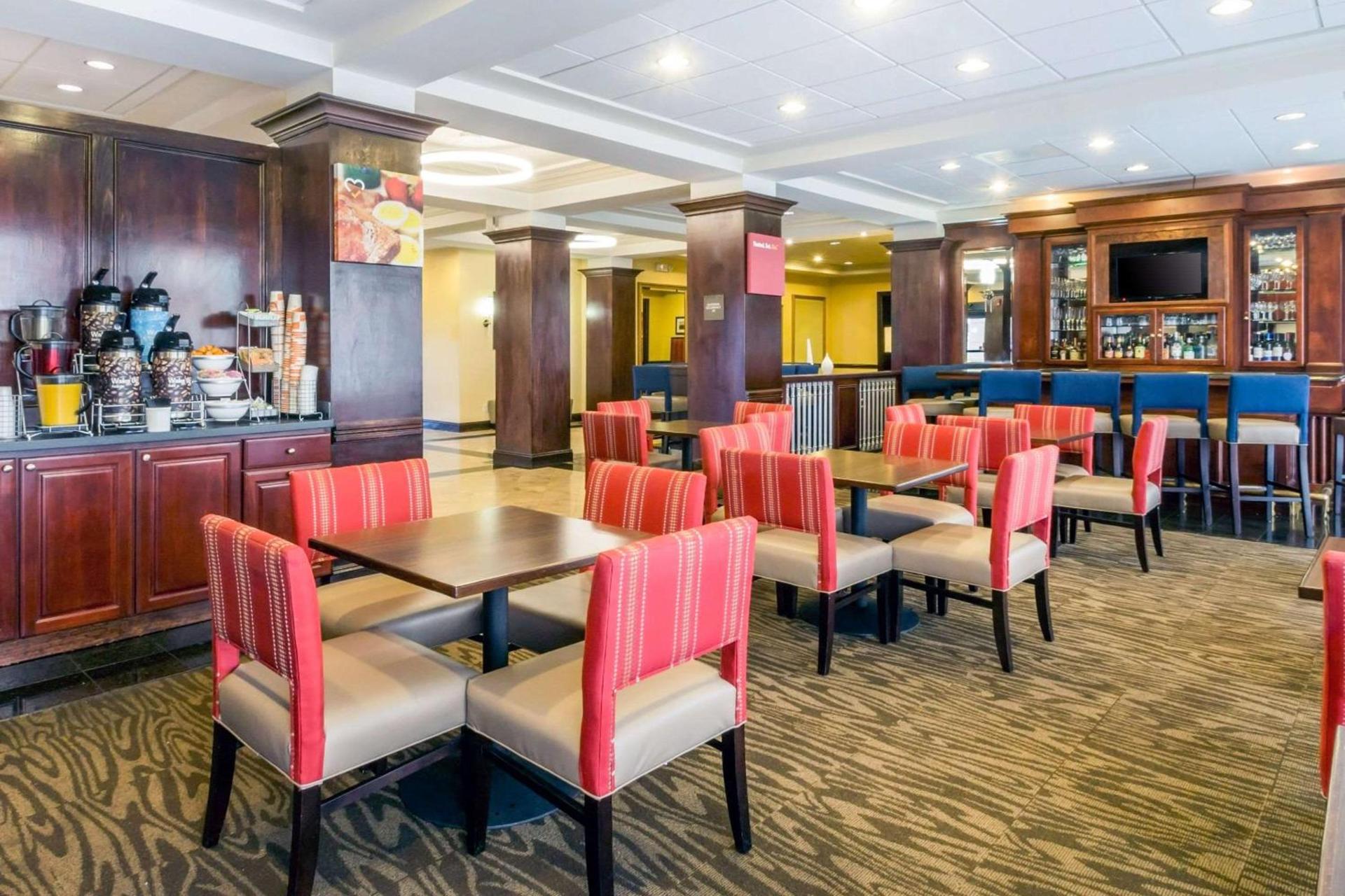 Comfort Suites at Woodbridge photo 8