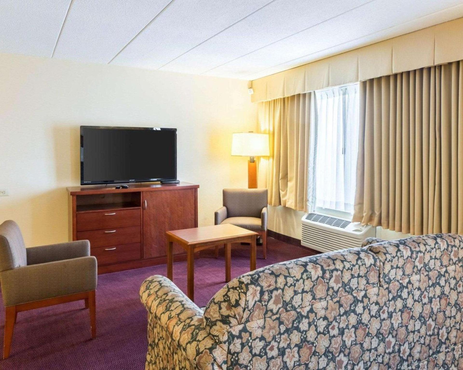 Clarion Hotel Somerset - New Brunswick photo 19