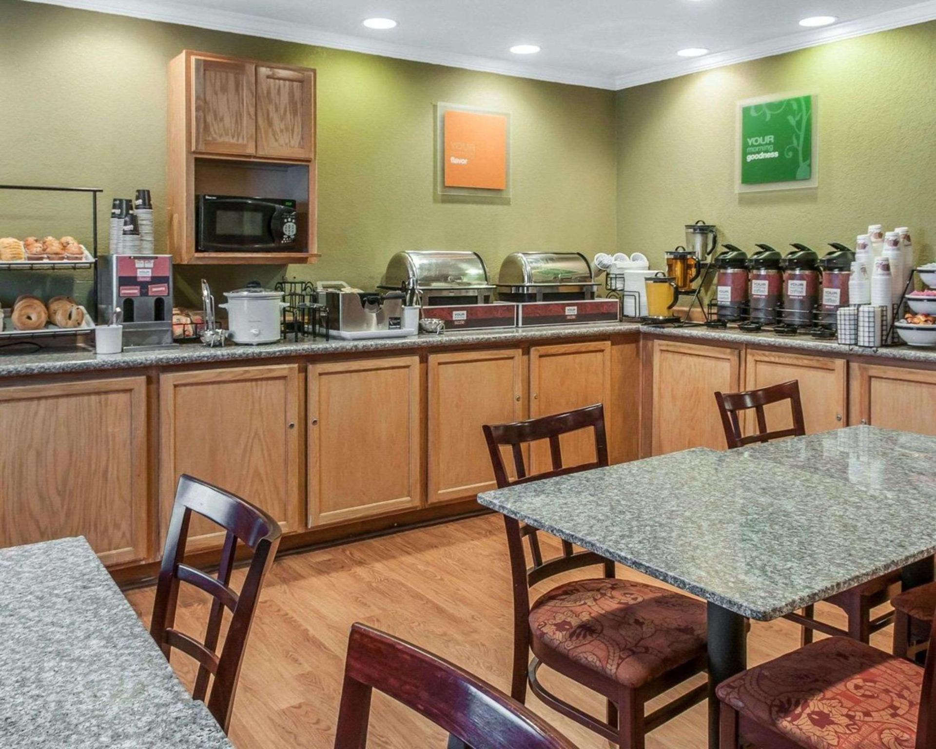 Quality Inn & Suites Farmington photo 38