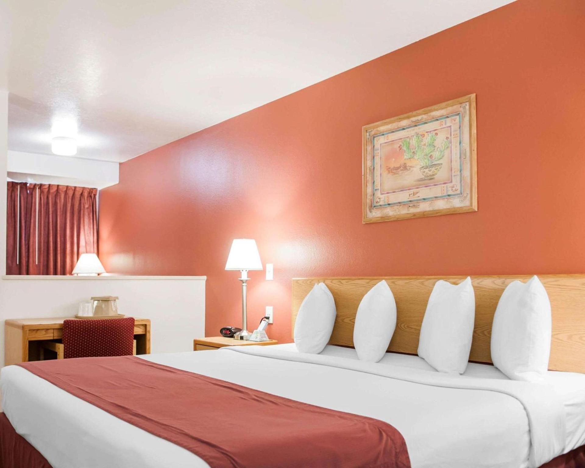 Econo Lodge Albuquerque Old Town photo 18