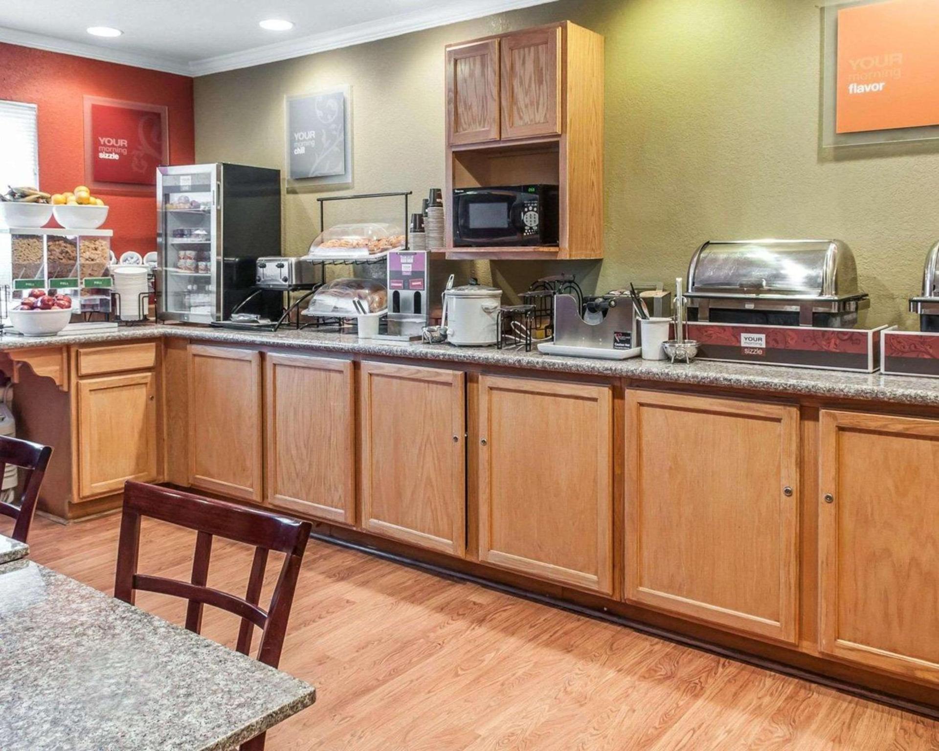 Quality Inn & Suites Farmington photo 40