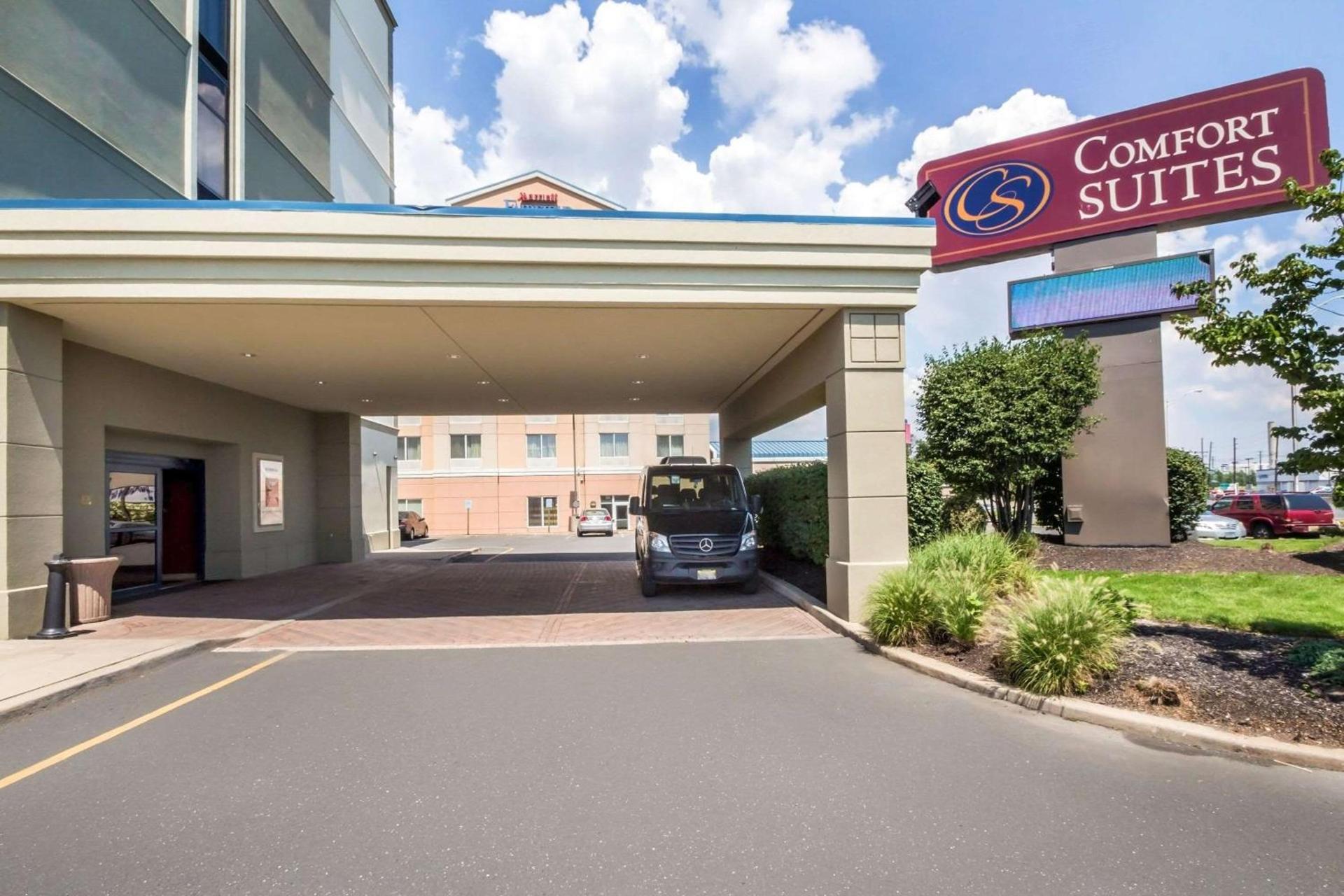 Comfort Suites at Woodbridge photo 2