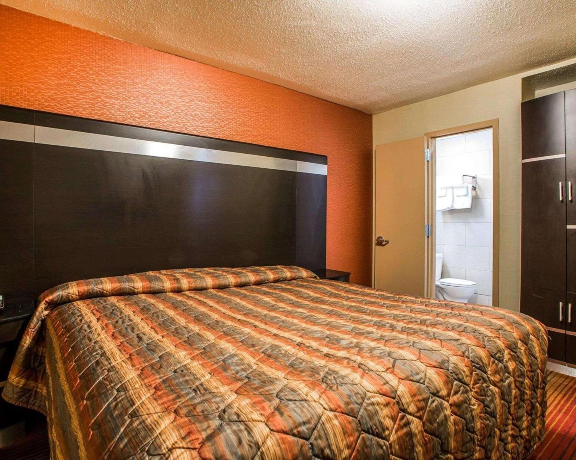 Rodeway Inn Belleville photo 24