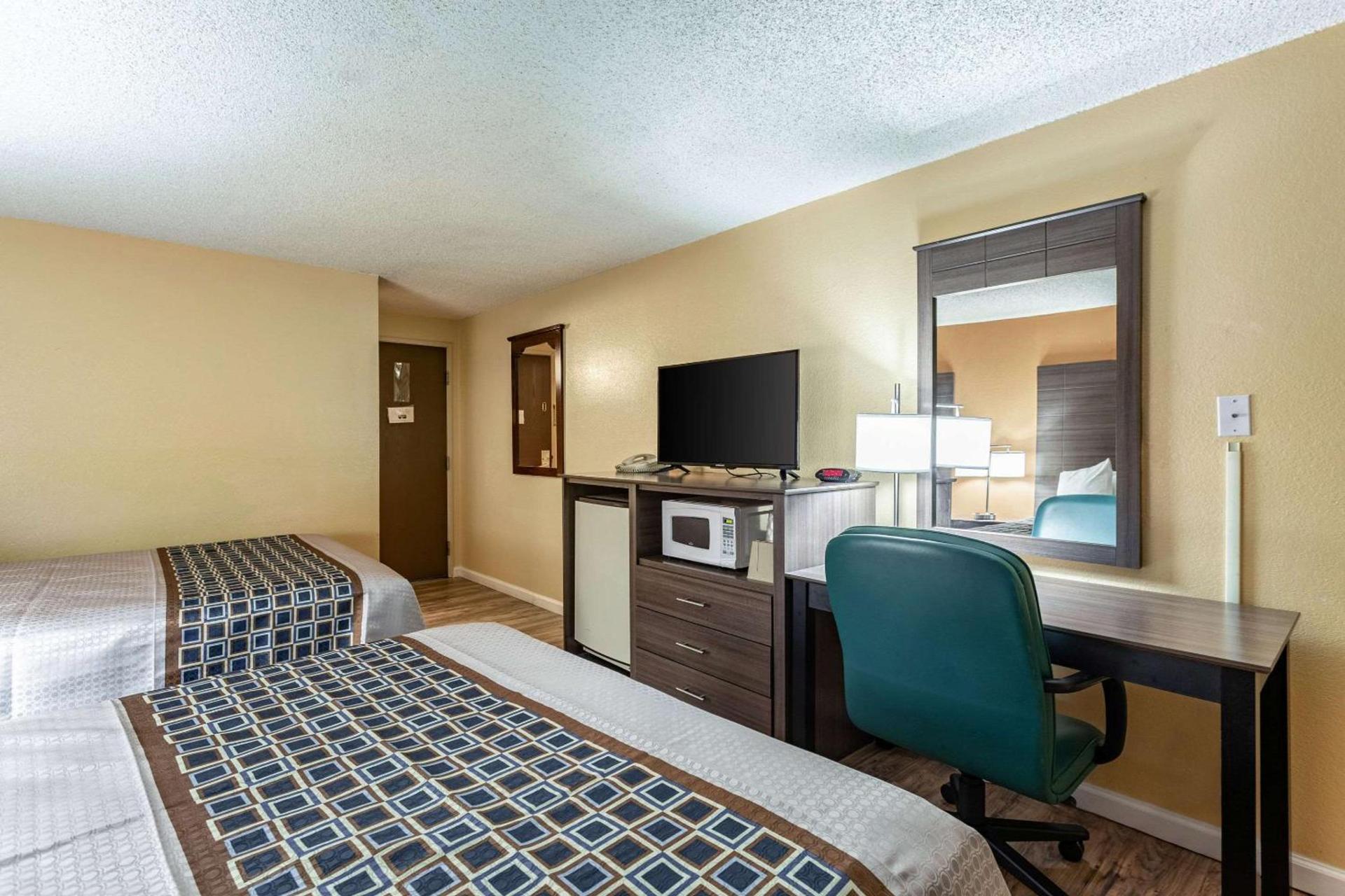 Rodeway Inn Farmington photo 25