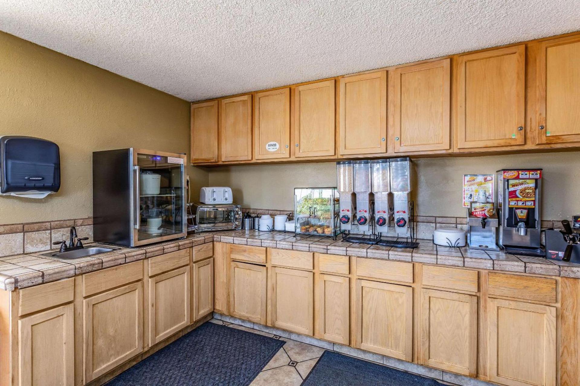 Rodeway Inn Farmington photo 30