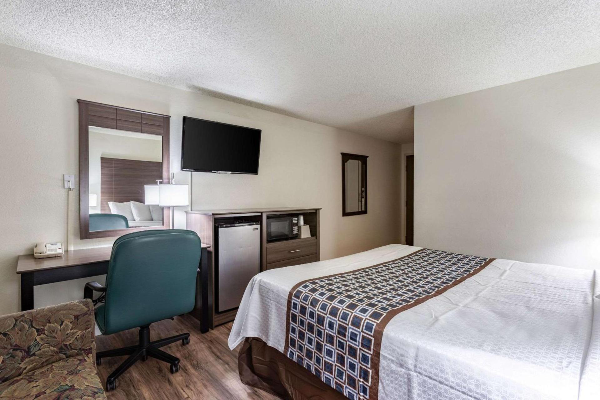Rodeway Inn Farmington photo 16