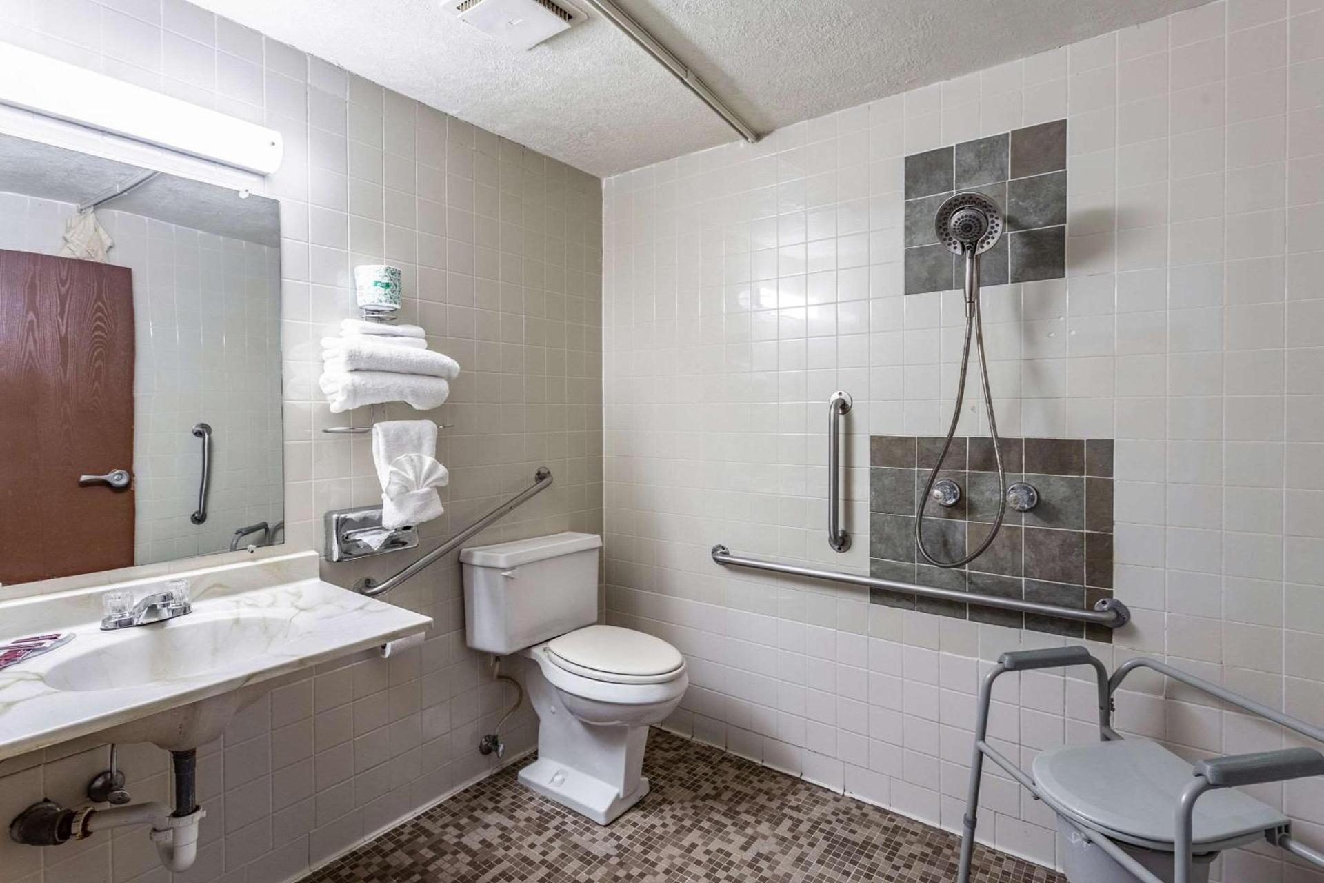 Rodeway Inn Farmington photo 6