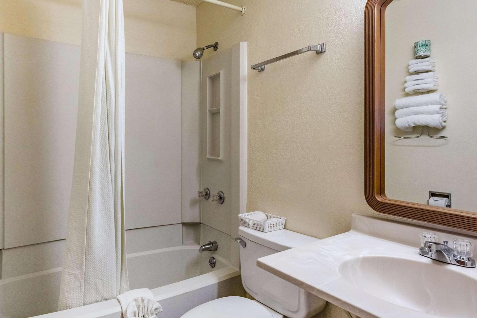 Rodeway Inn Farmington photo 7