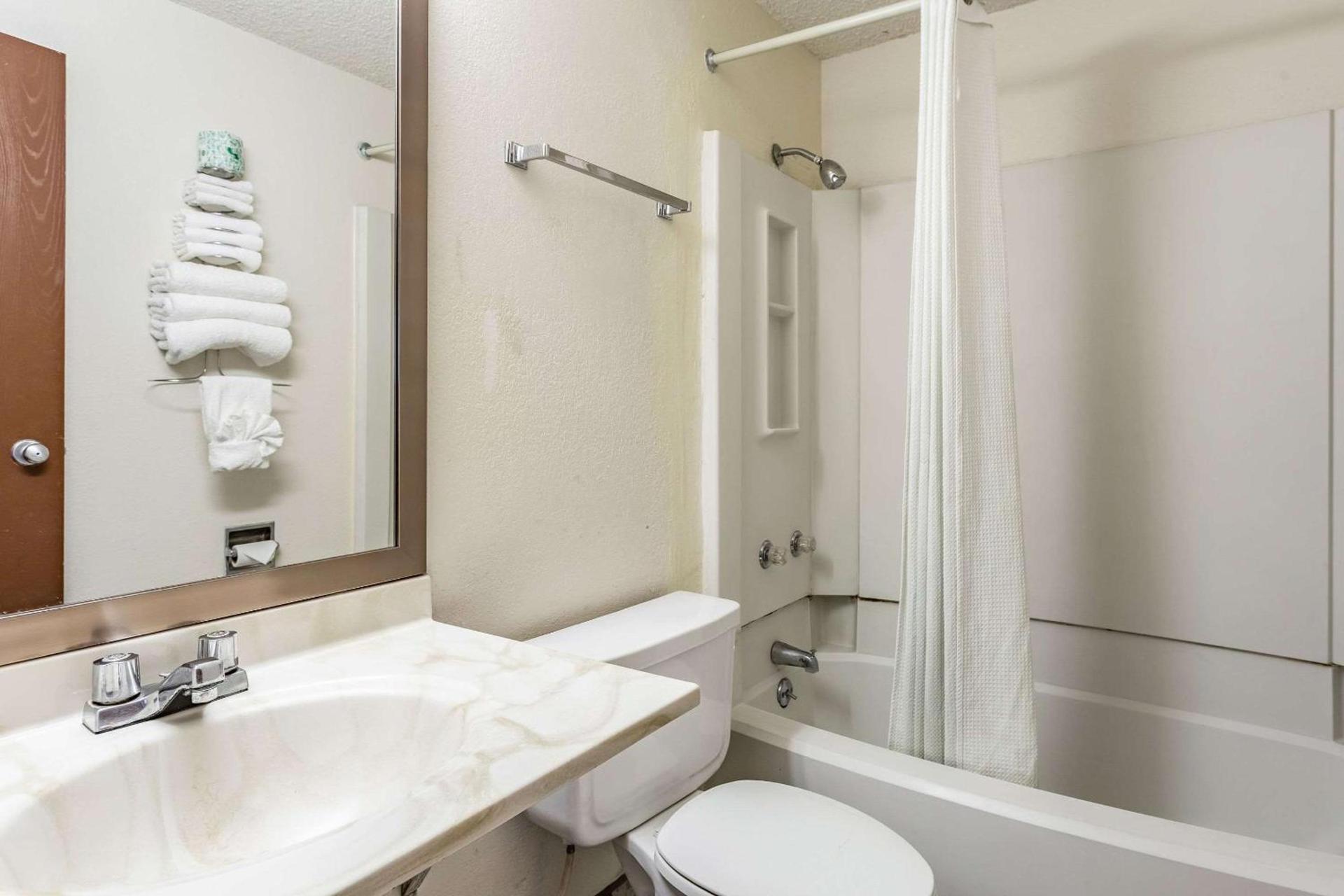 Rodeway Inn Farmington photo 8