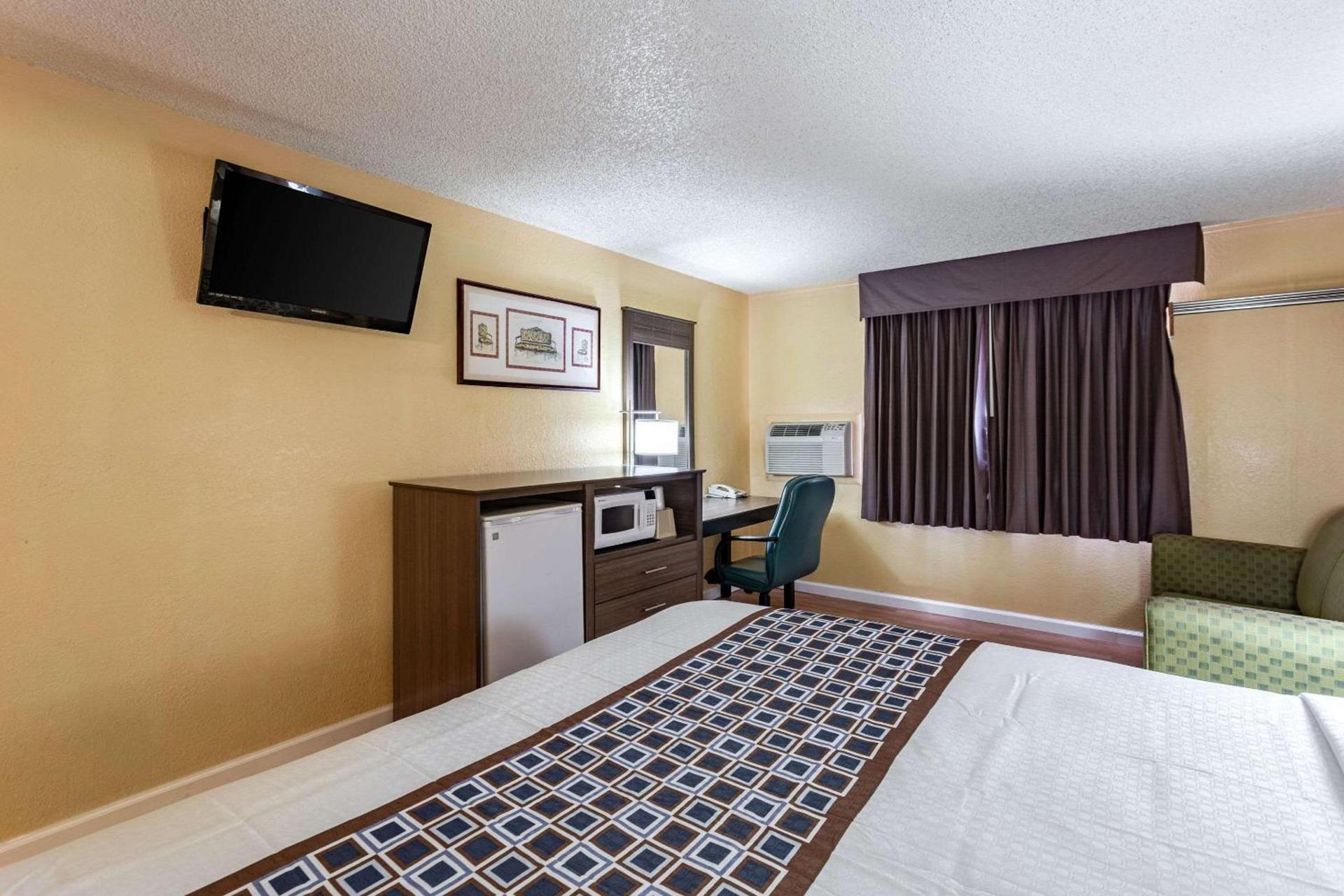 Rodeway Inn Farmington photo 19