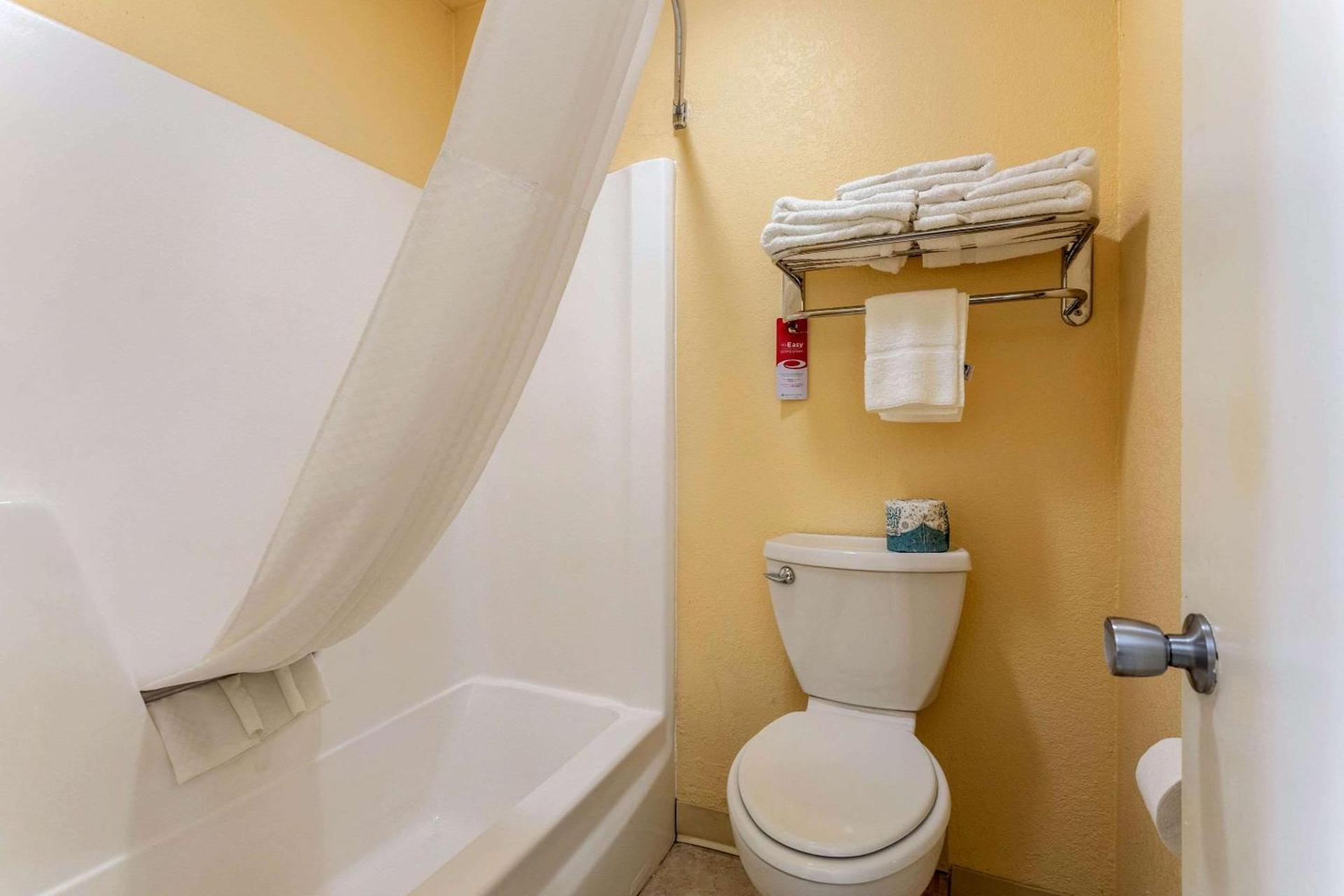 Econo Lodge Inn & Suites Santa Rosa photo 9