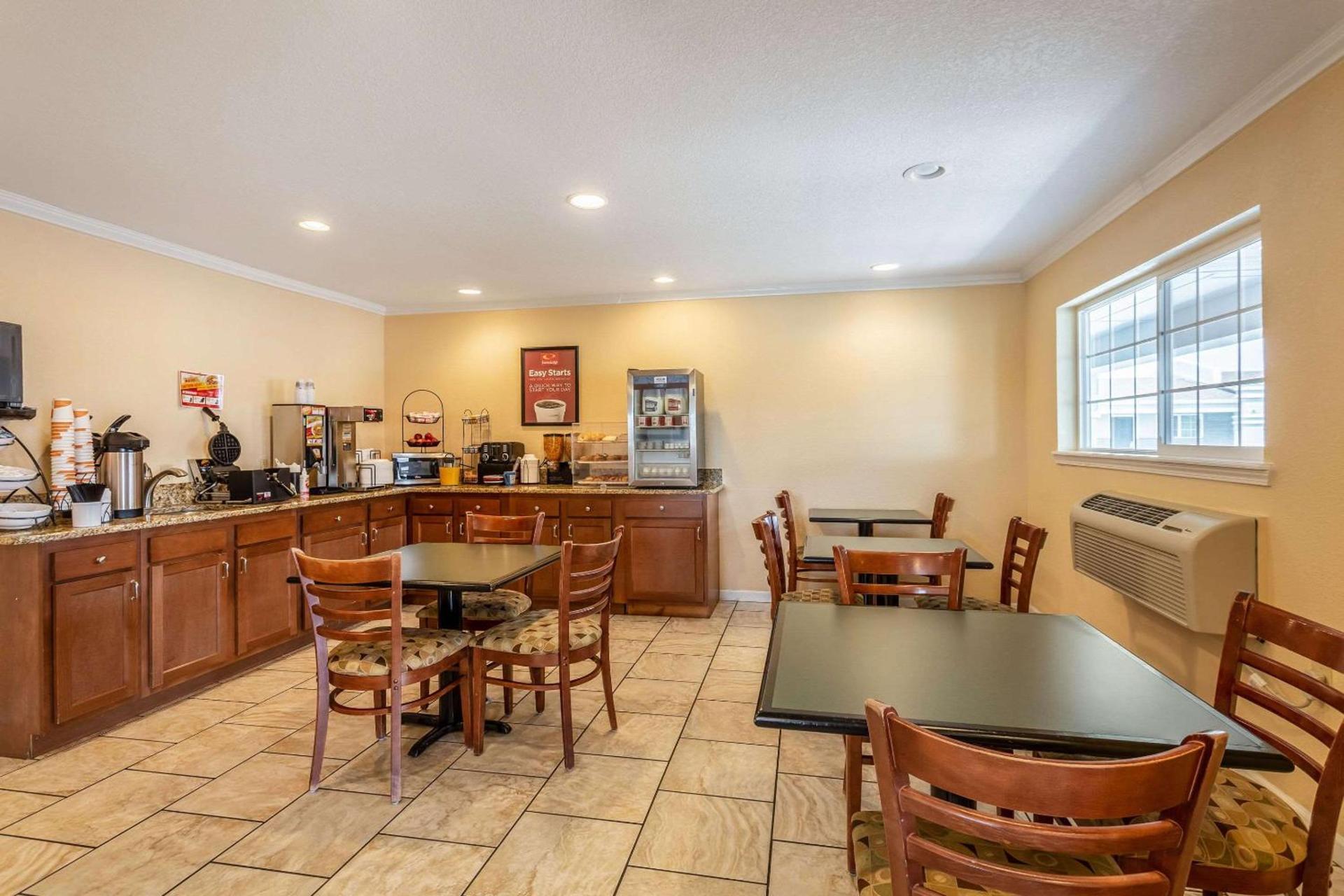 Econo Lodge Inn & Suites Santa Rosa photo 31