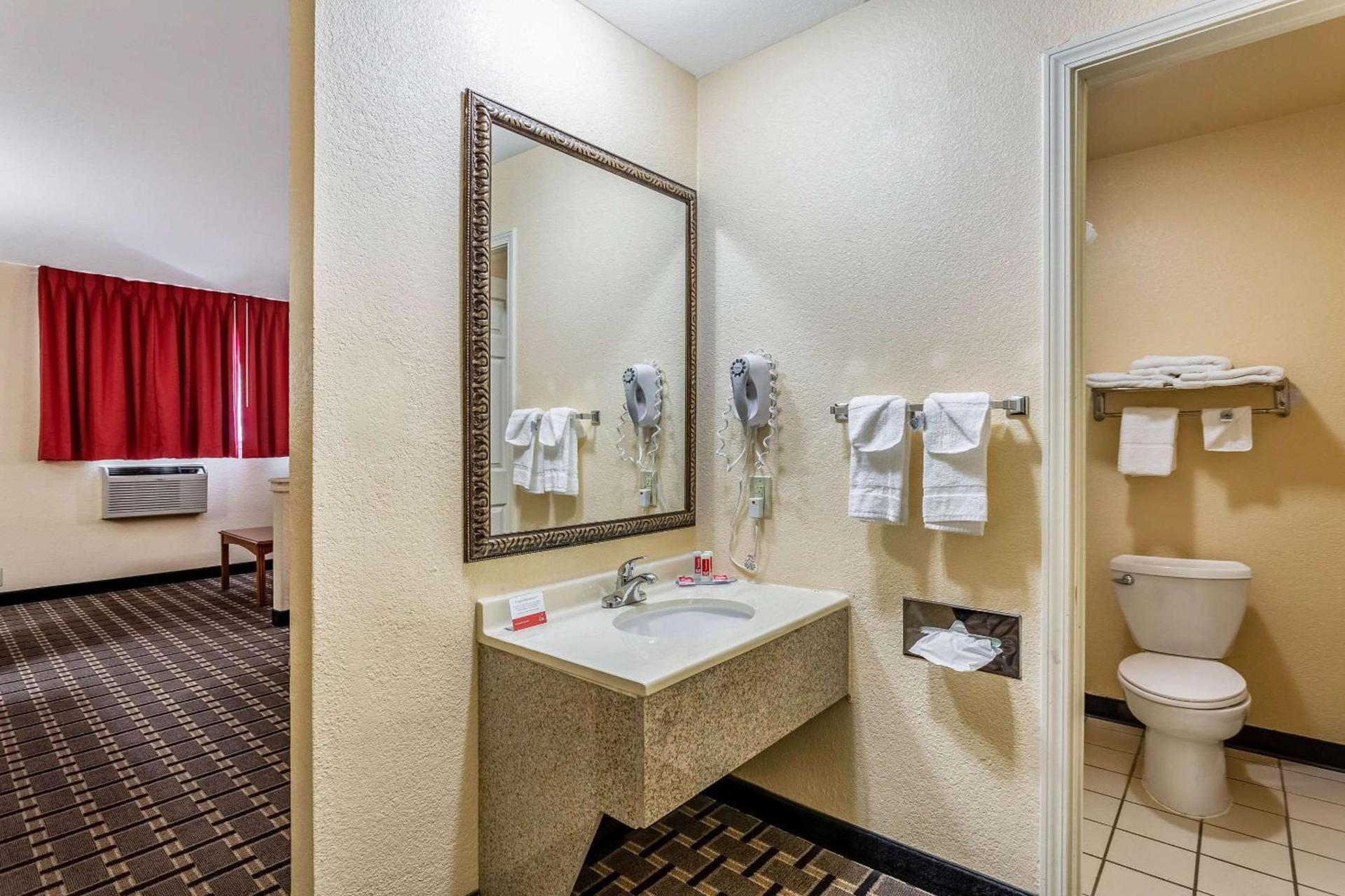 Econo Lodge Inn & Suites Santa Rosa photo 10