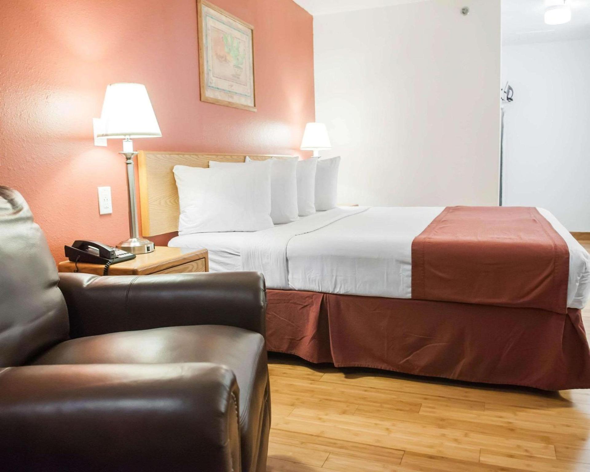 Econo Lodge Albuquerque Old Town photo 11