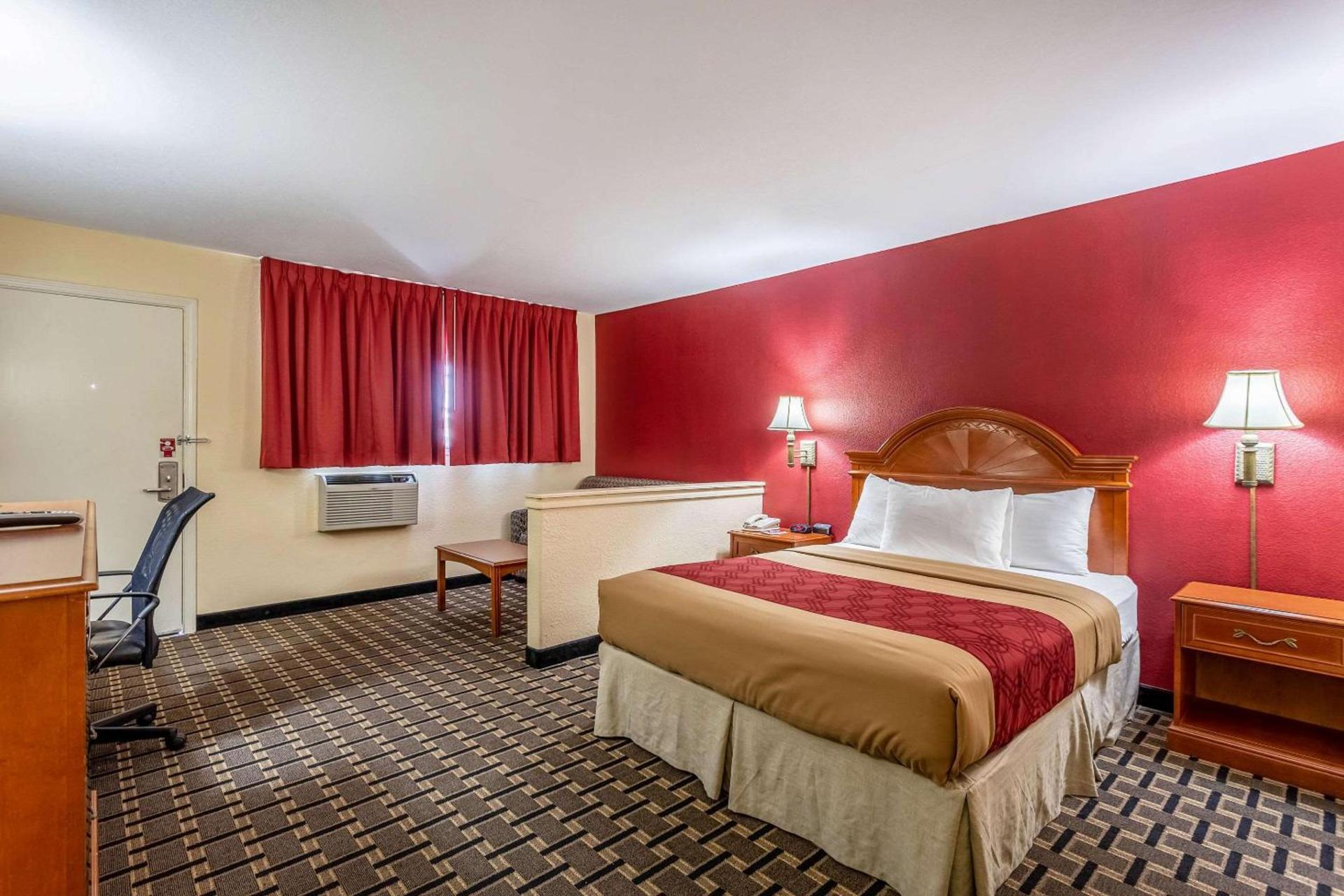 Econo Lodge Inn & Suites Santa Rosa photo 29