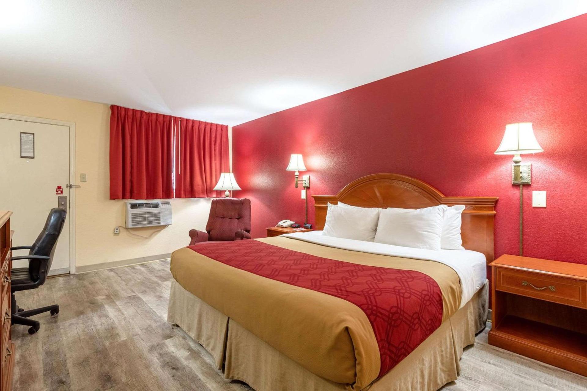 Econo Lodge Inn & Suites Santa Rosa photo 19