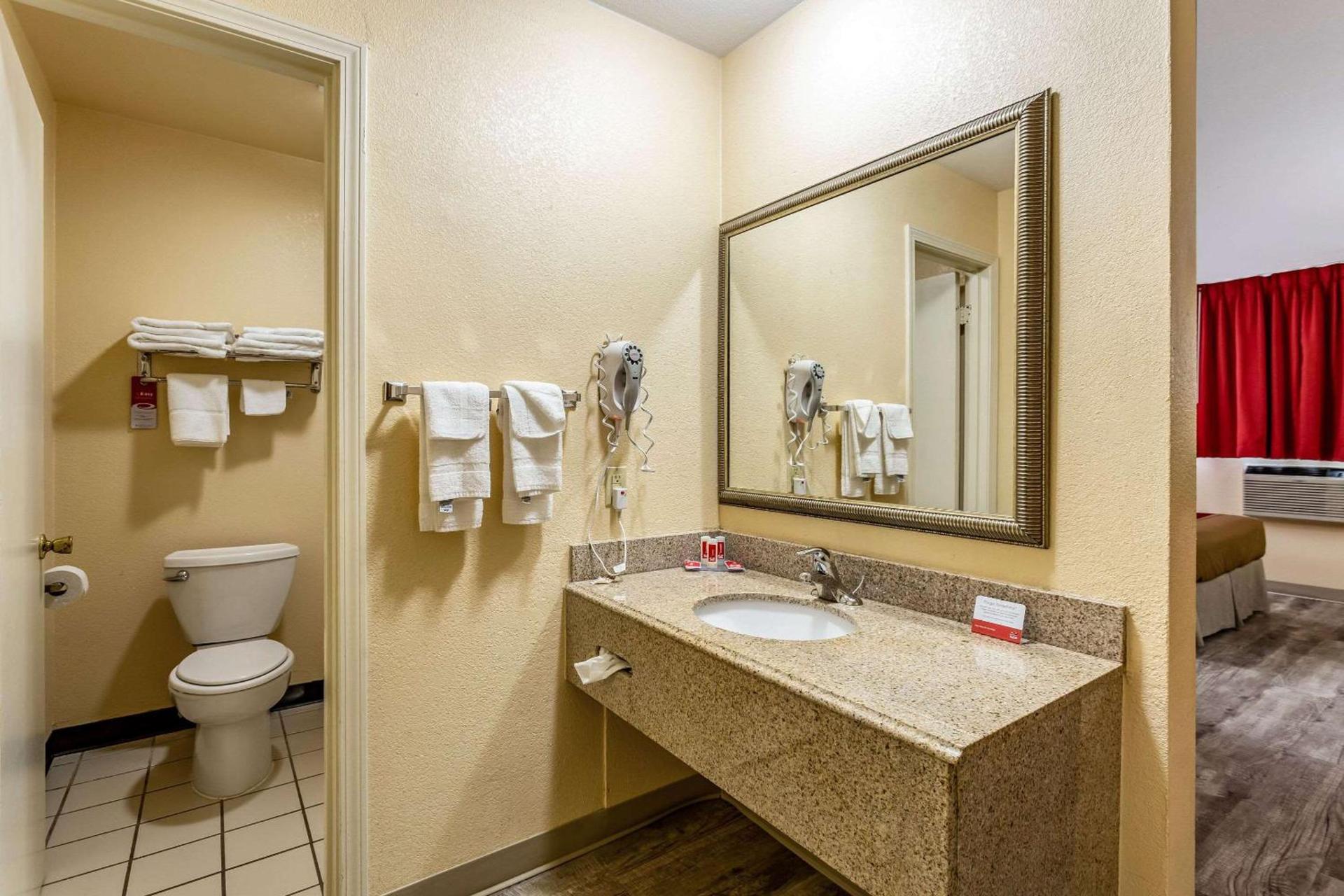 Econo Lodge Inn & Suites Santa Rosa photo 6