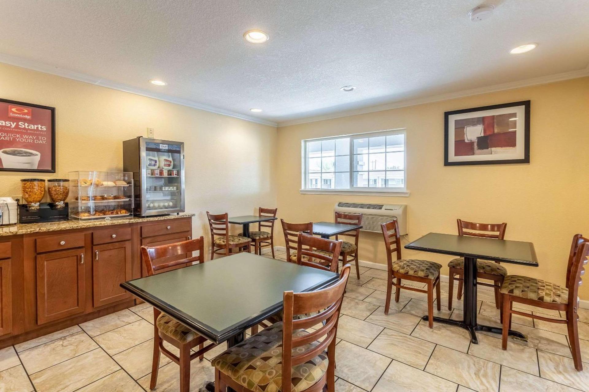 Econo Lodge Inn & Suites Santa Rosa photo 33