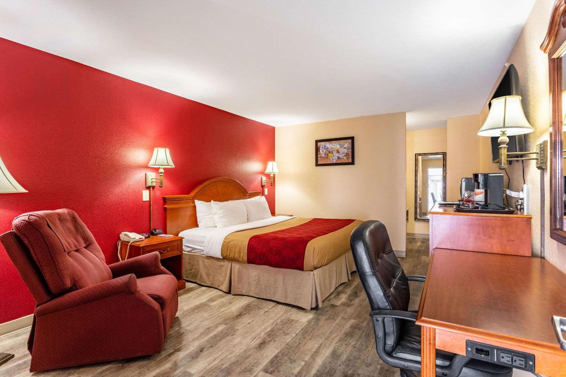 Econo Lodge Inn & Suites Santa Rosa photo 17