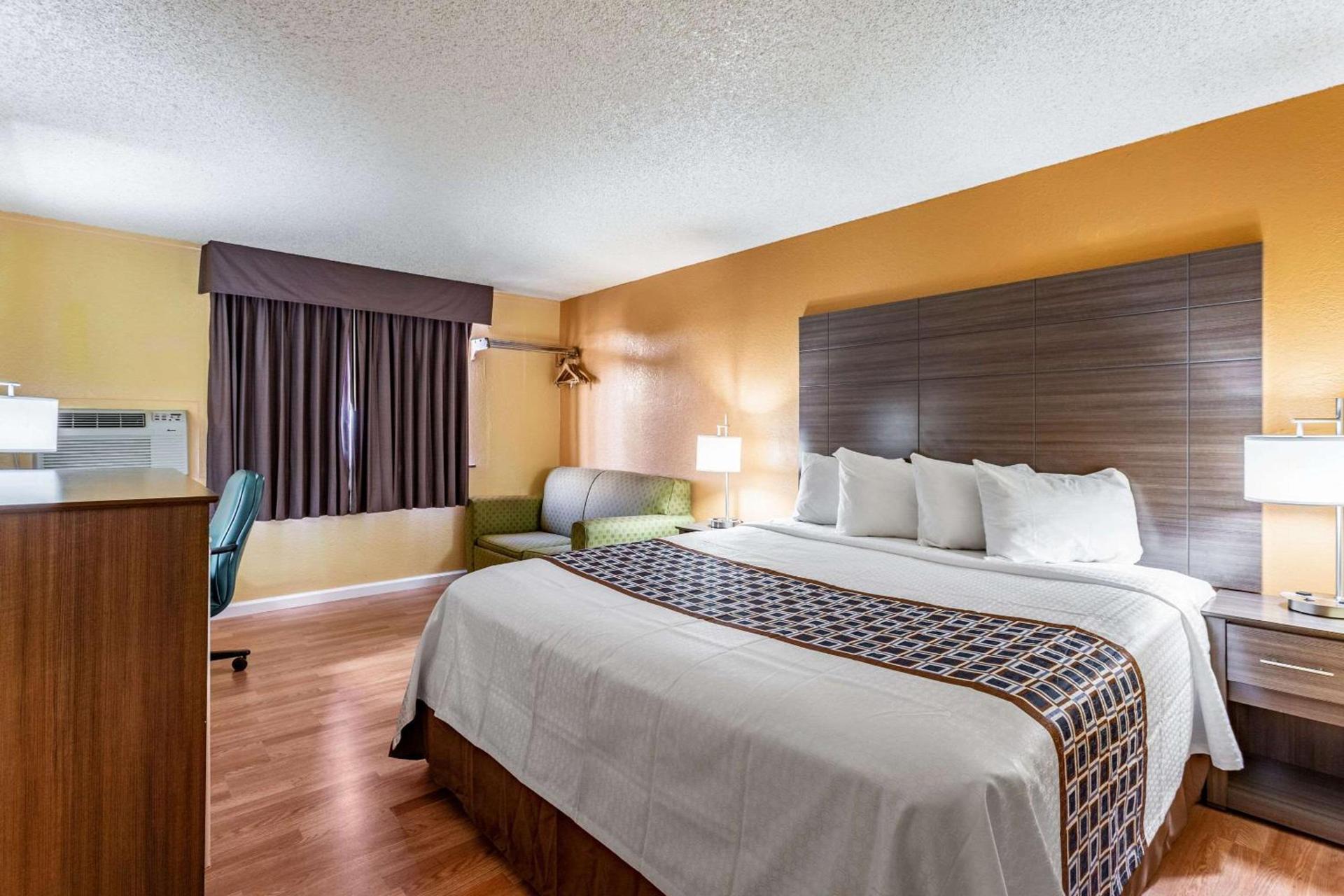 Rodeway Inn Farmington photo 18