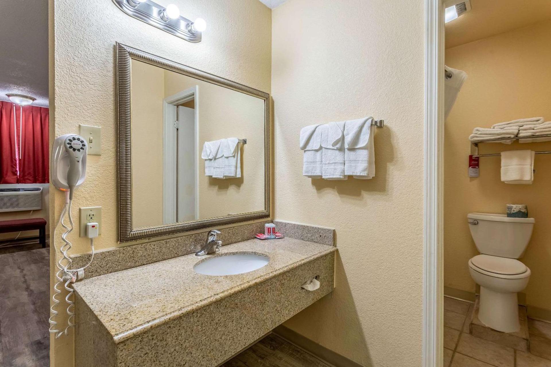 Econo Lodge Inn & Suites Santa Rosa photo 8