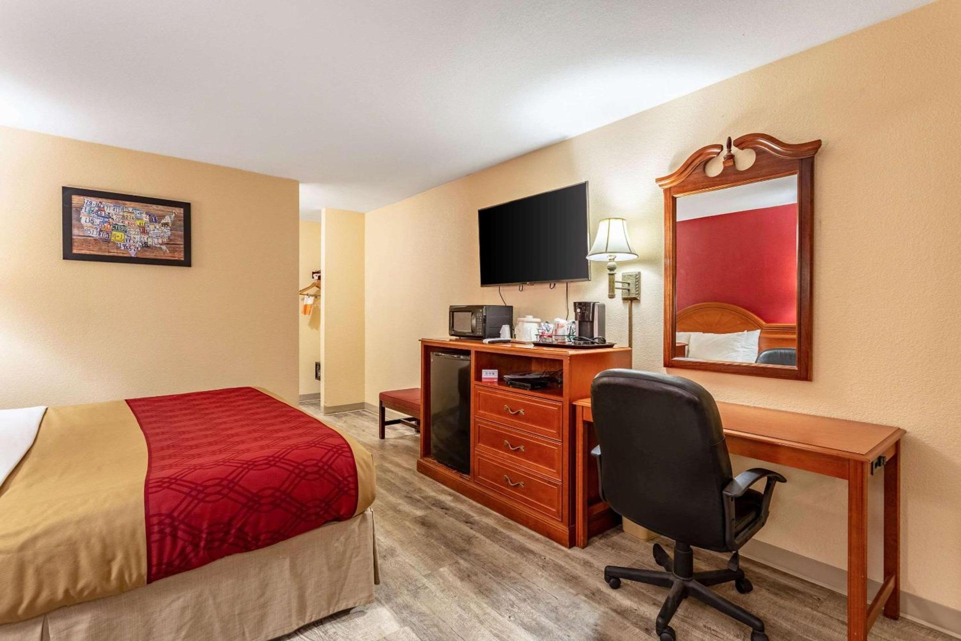 Econo Lodge Inn & Suites Santa Rosa photo 18