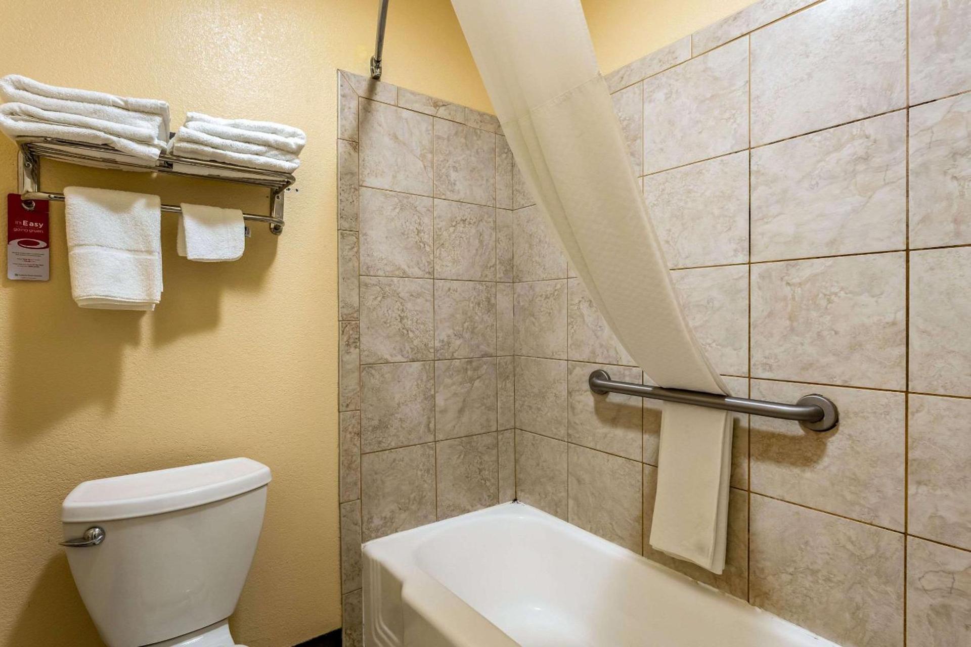 Econo Lodge Inn & Suites Santa Rosa photo 7