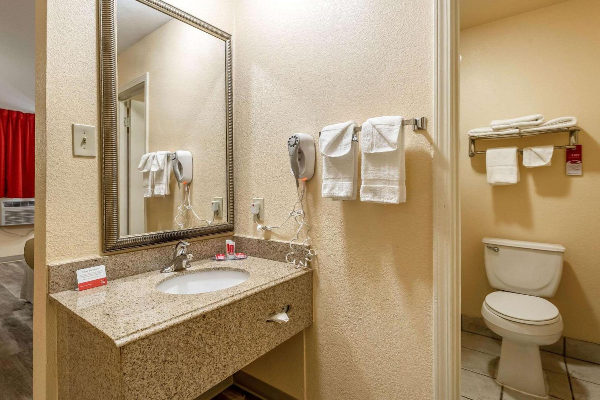Econo Lodge Inn & Suites Santa Rosa photo 4