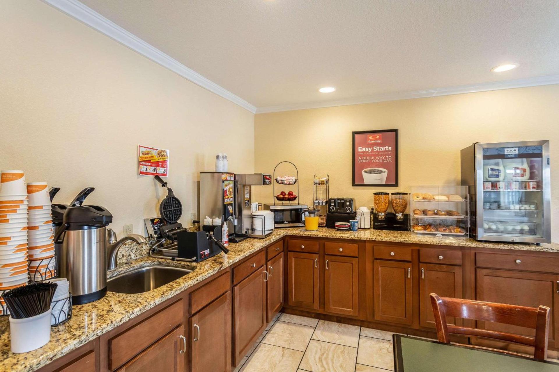 Econo Lodge Inn & Suites Santa Rosa photo 32
