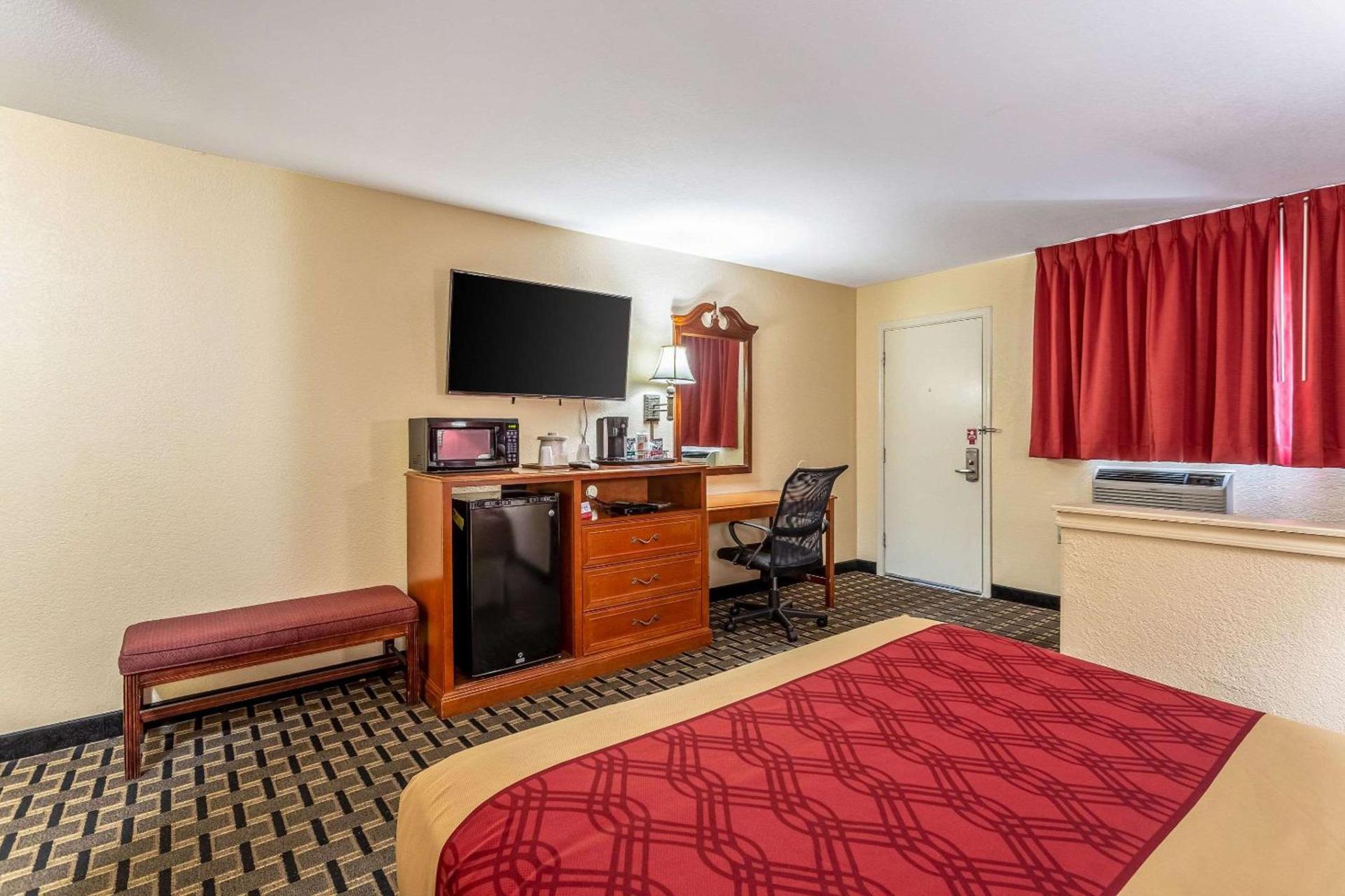 Econo Lodge Inn & Suites Santa Rosa photo 28