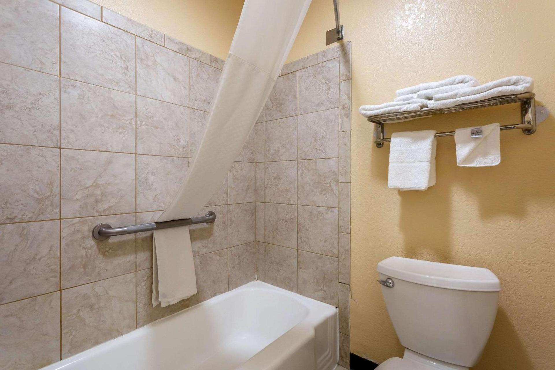 Econo Lodge Inn & Suites Santa Rosa photo 11