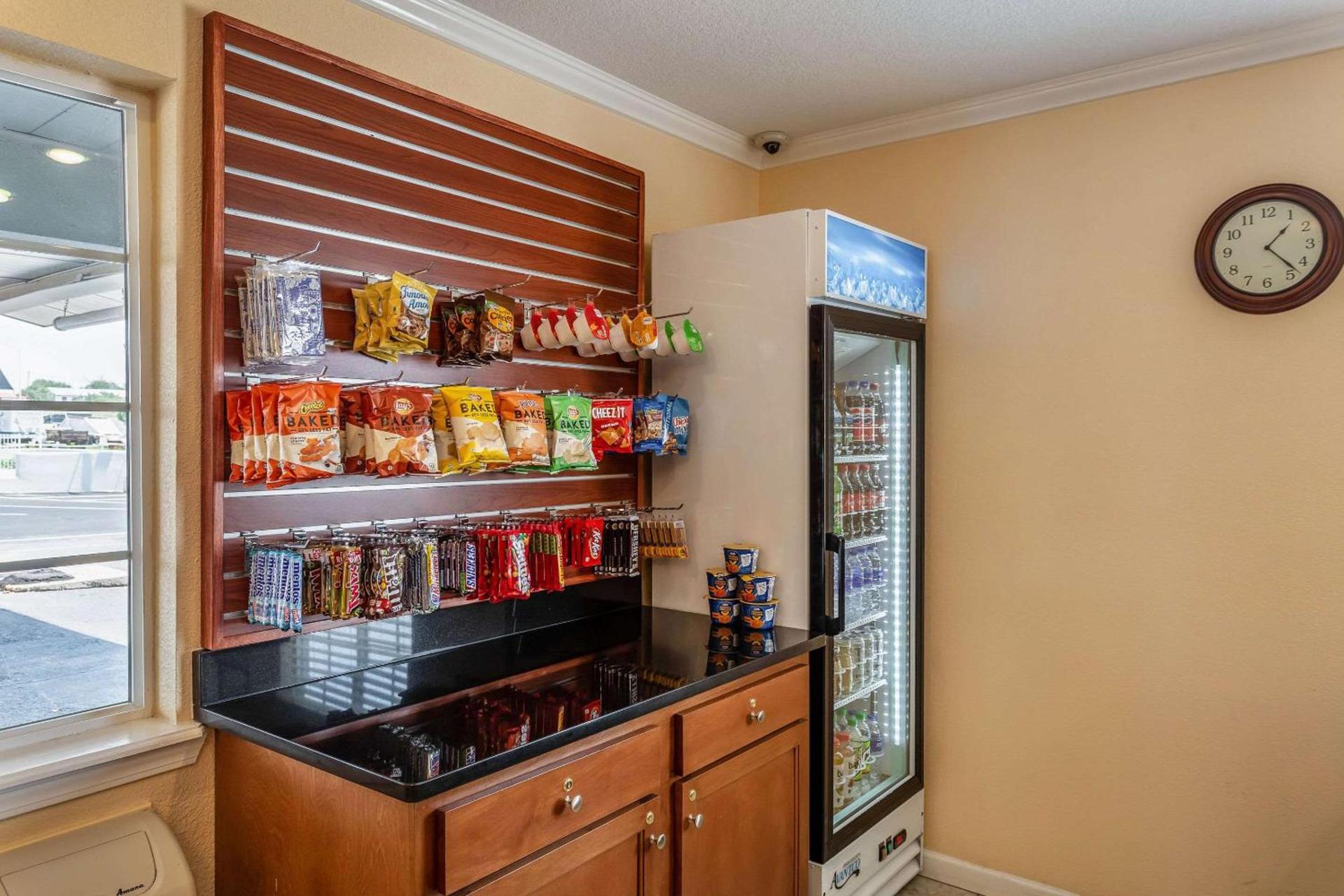 Econo Lodge Inn & Suites Santa Rosa photo 36