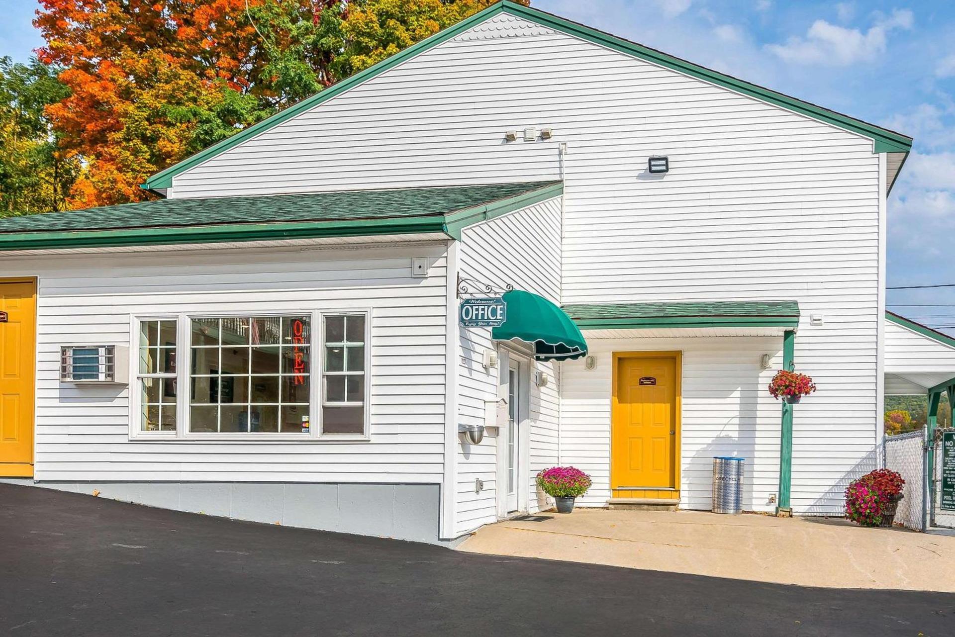 Rodeway Inn Lake George Outlets photo 2