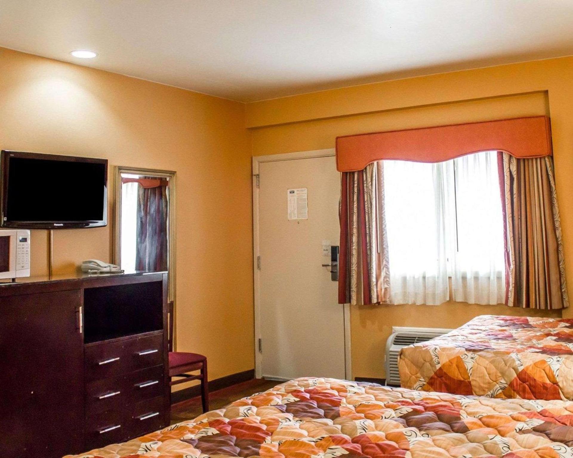 Rodeway Inn MacArthur Airport photo 7