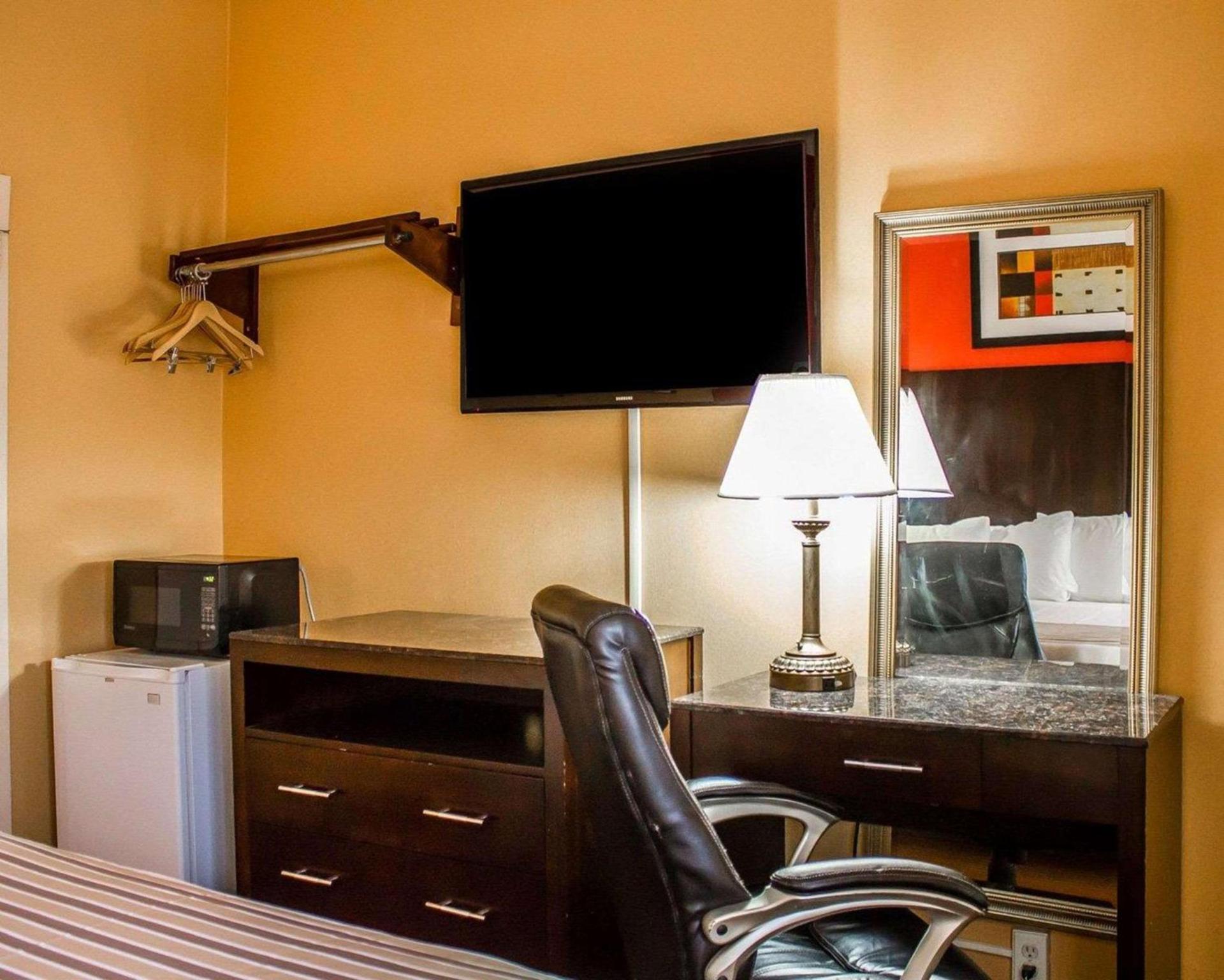 Rodeway Inn MacArthur Airport photo 9