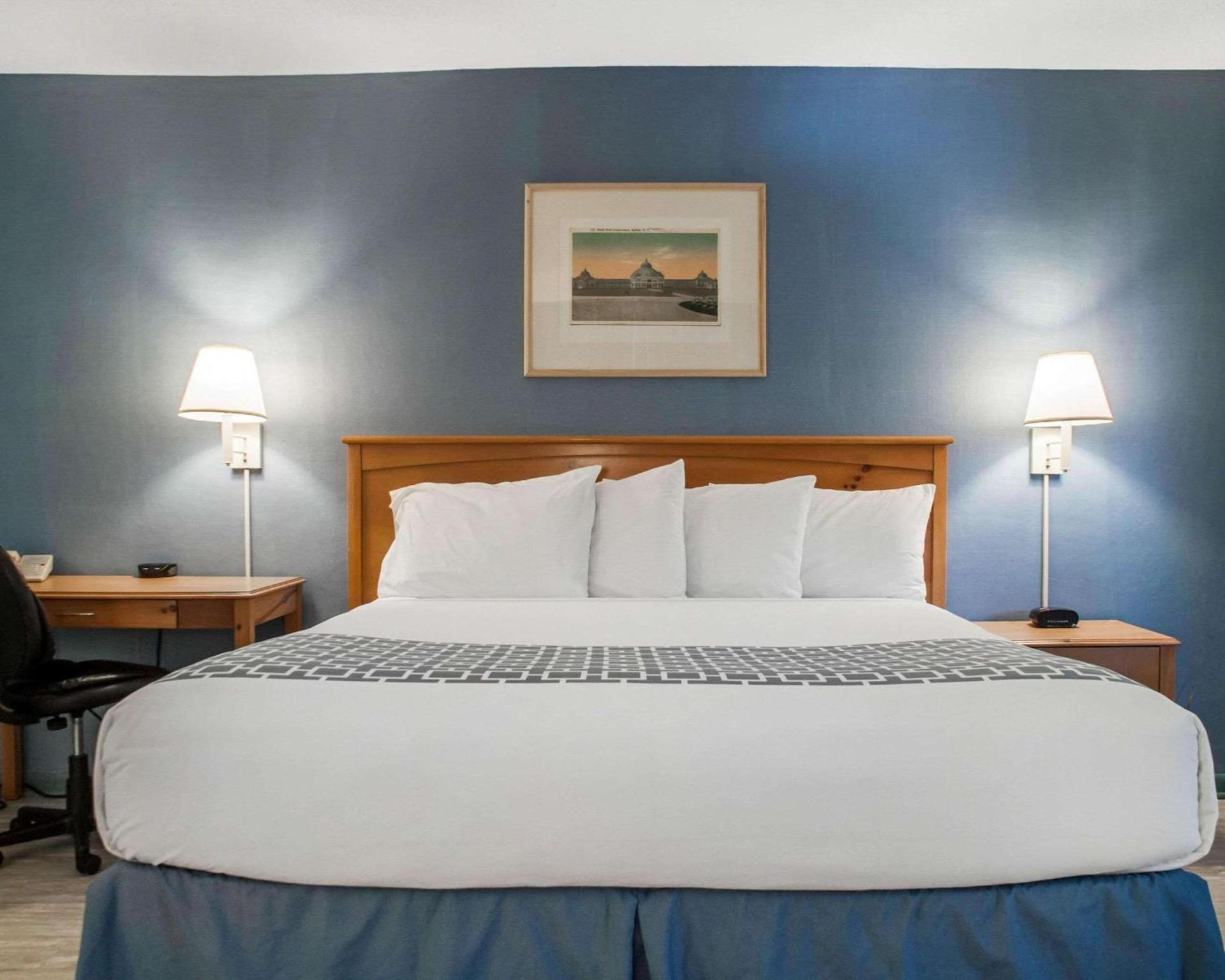 Econo Lodge Buffalo South photo 14