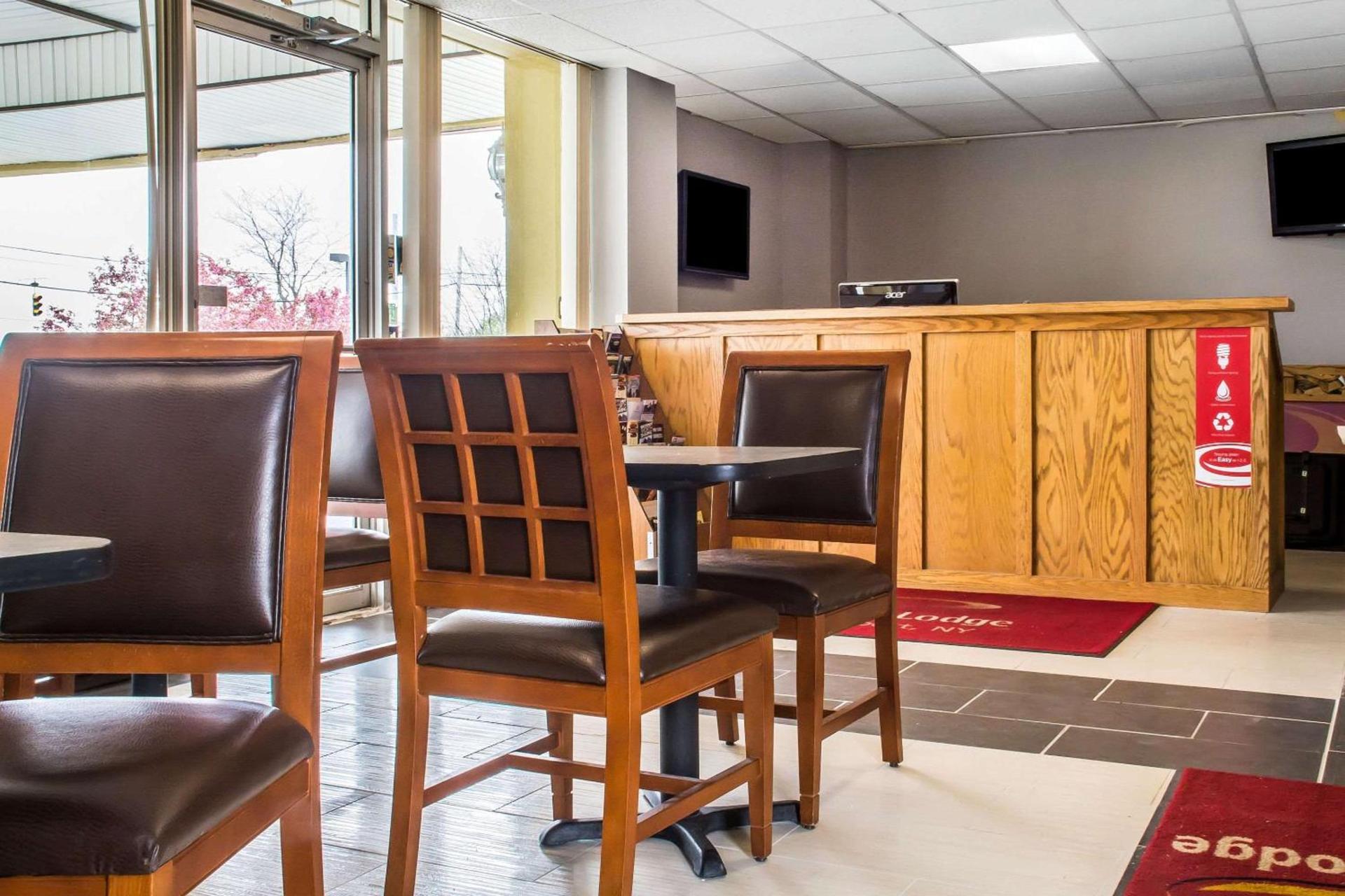 Econo Lodge photo 11
