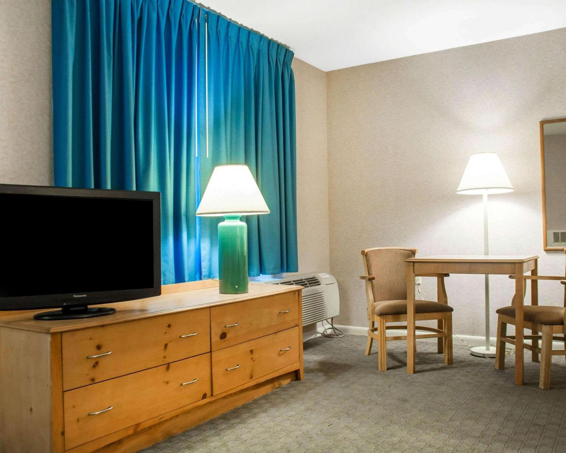 Econo Lodge Buffalo South photo 11
