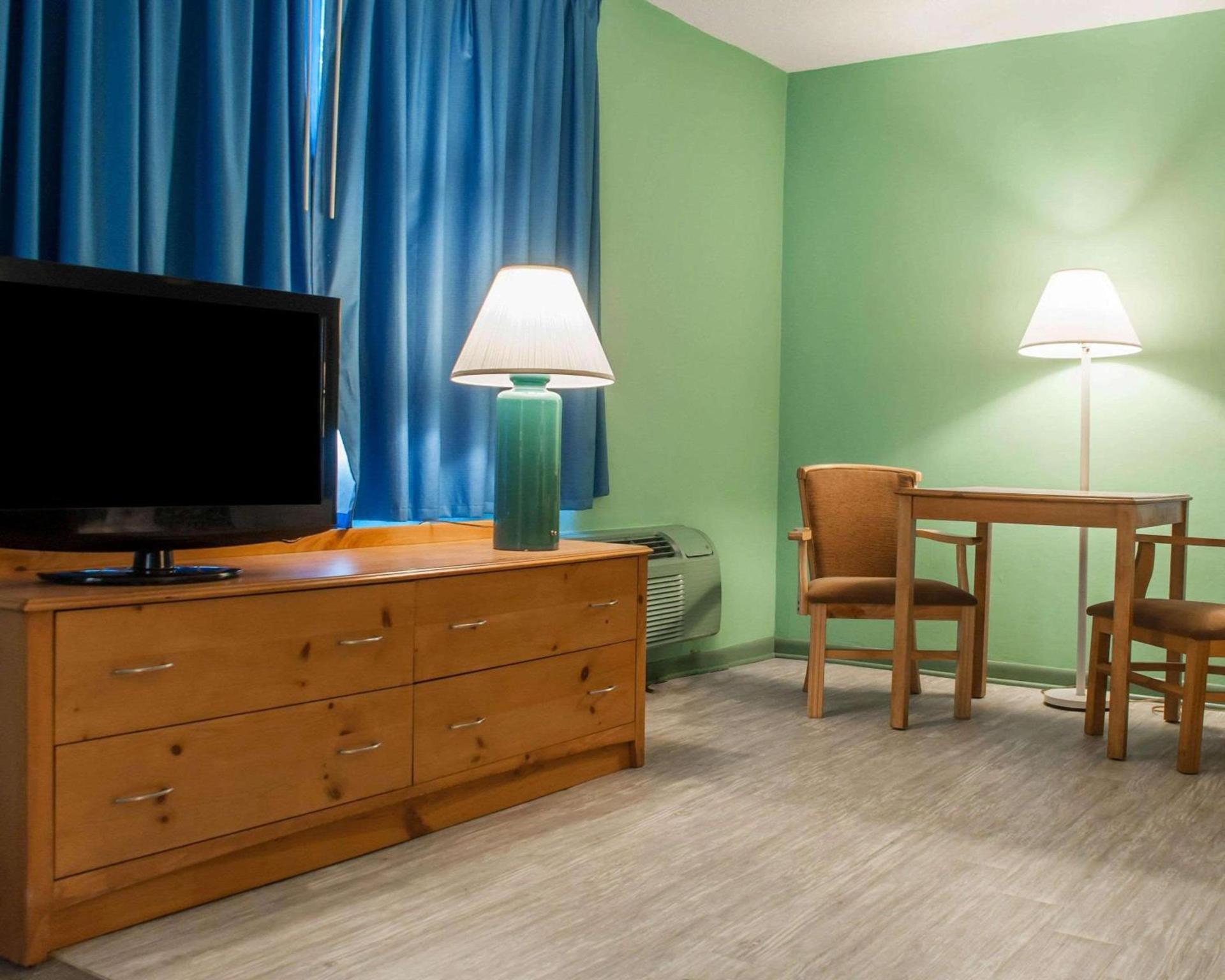 Econo Lodge Buffalo South photo 10