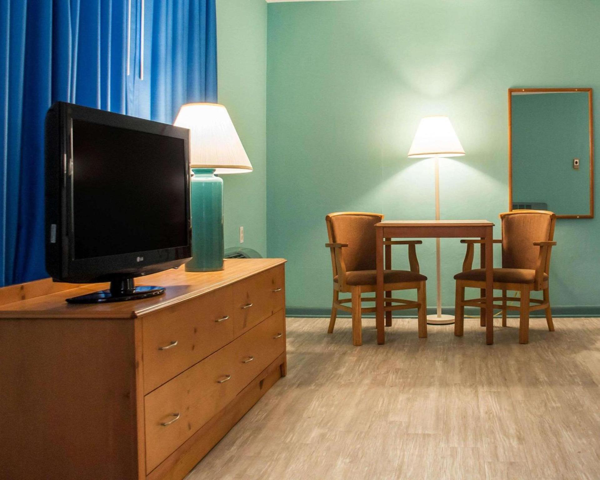 Econo Lodge Buffalo South photo 7