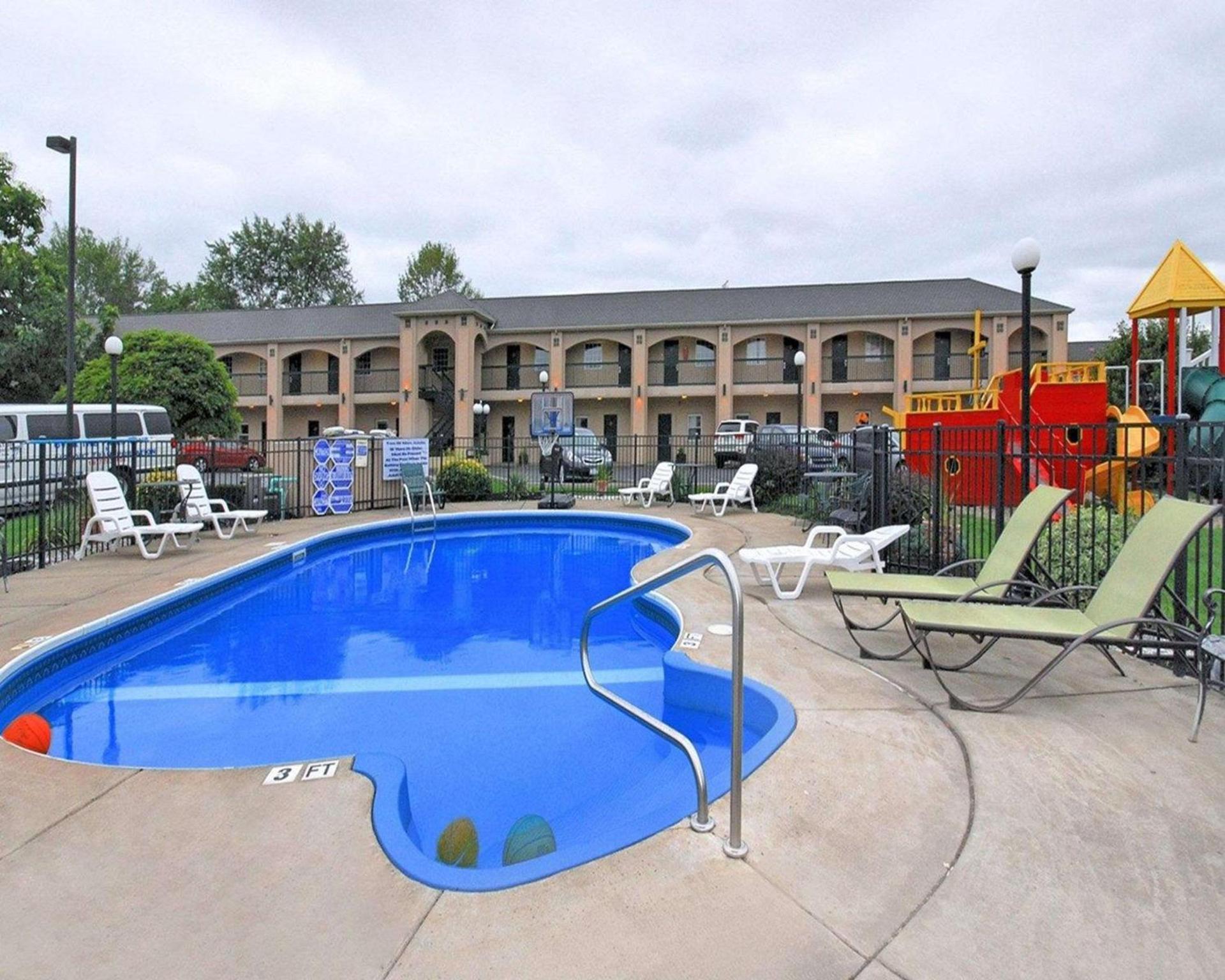 Econo Lodge at the Falls North photo 18