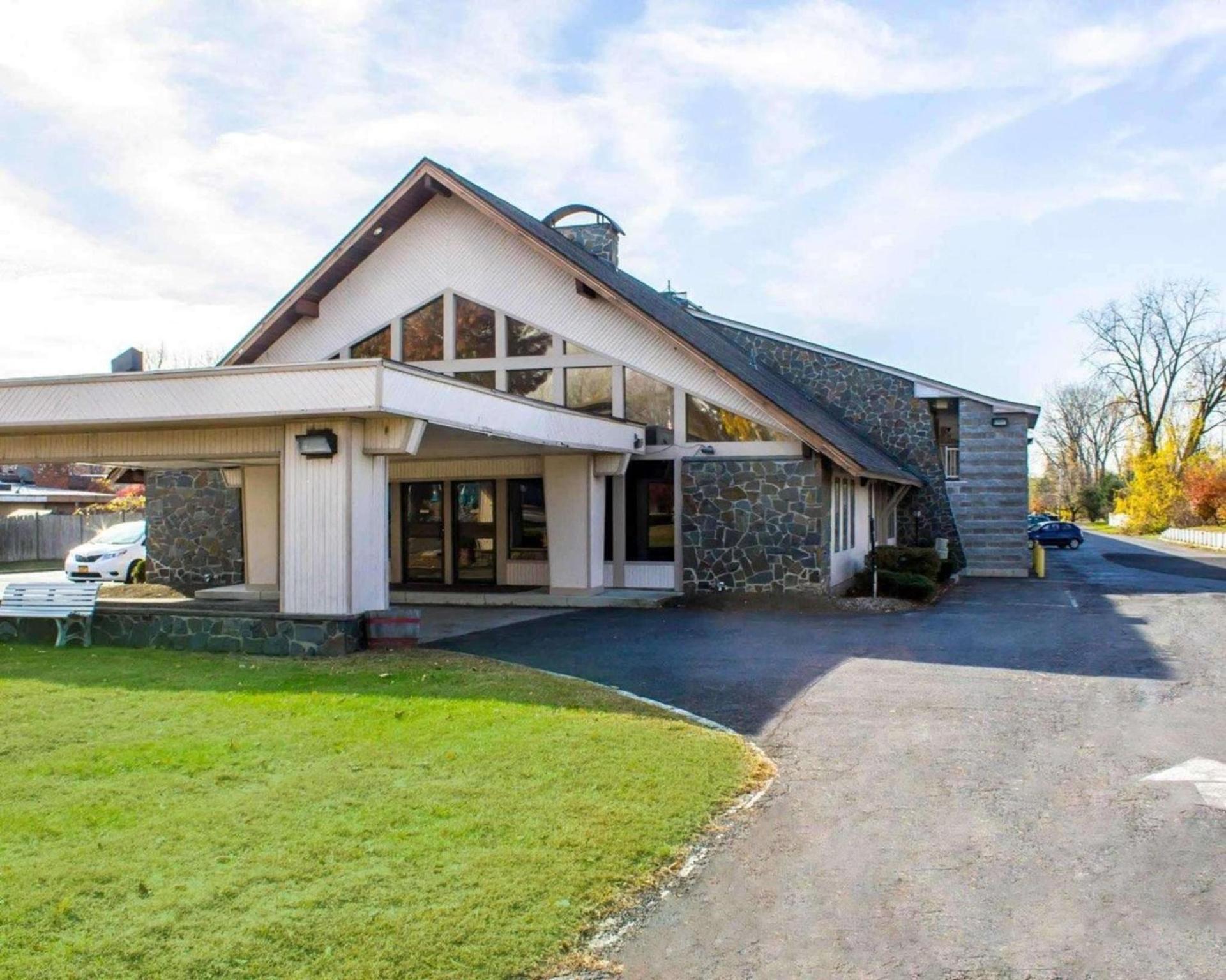Econo Lodge Inn & Suites Colonie Center Mall photo 1