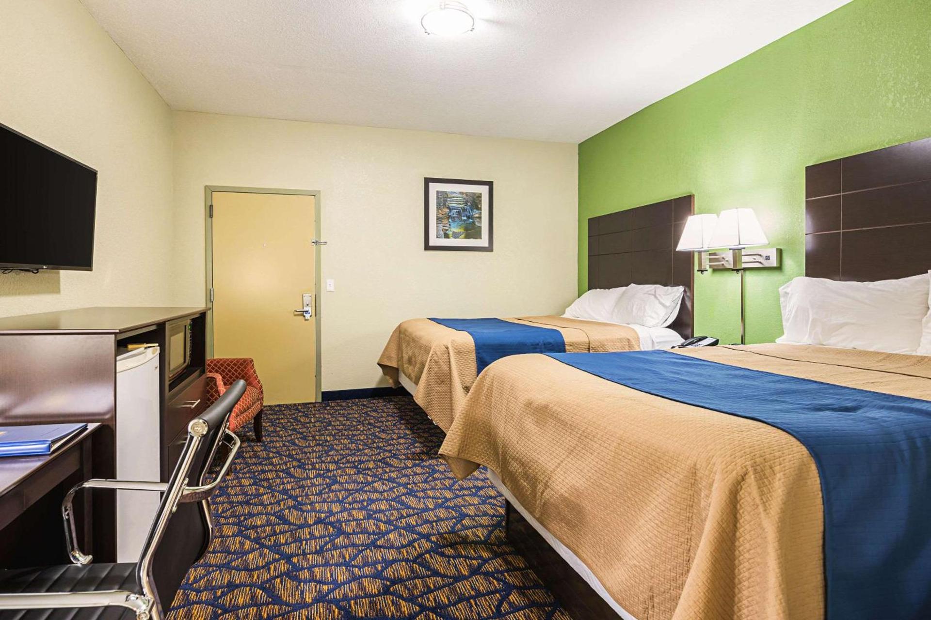 Rodeway Inn & Suites photo 7