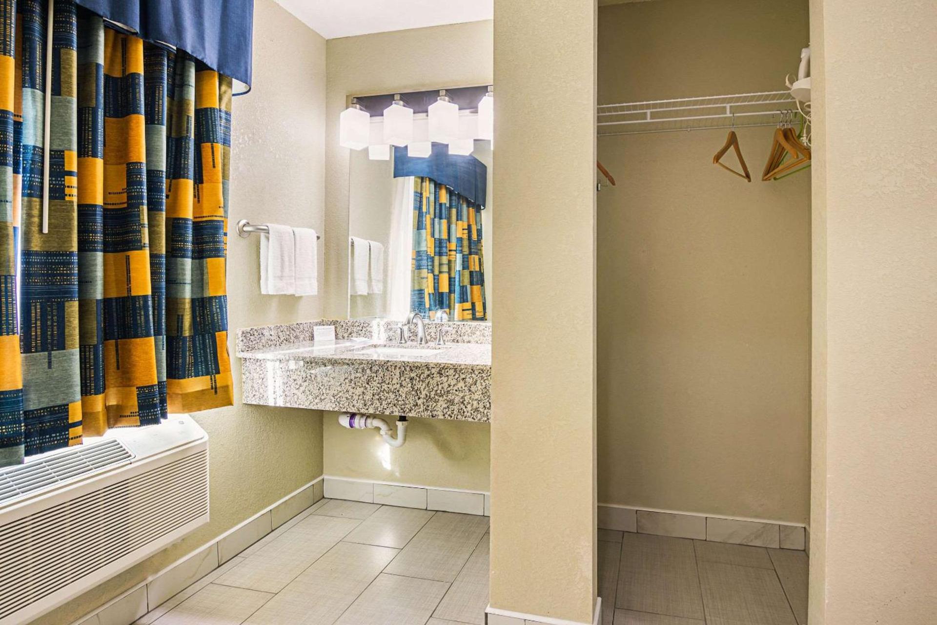 Rodeway Inn & Suites photo 6