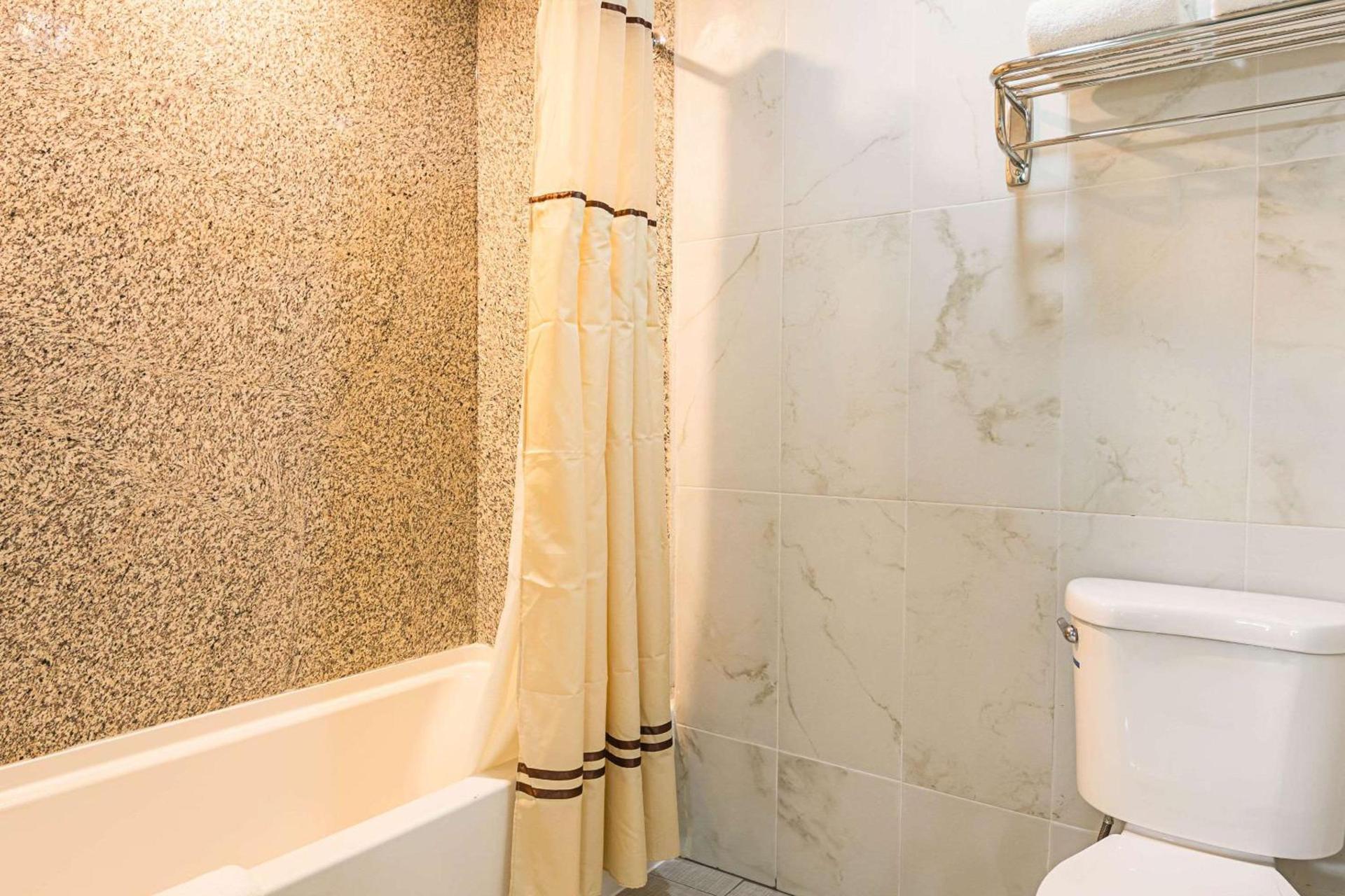 Rodeway Inn & Suites photo 5