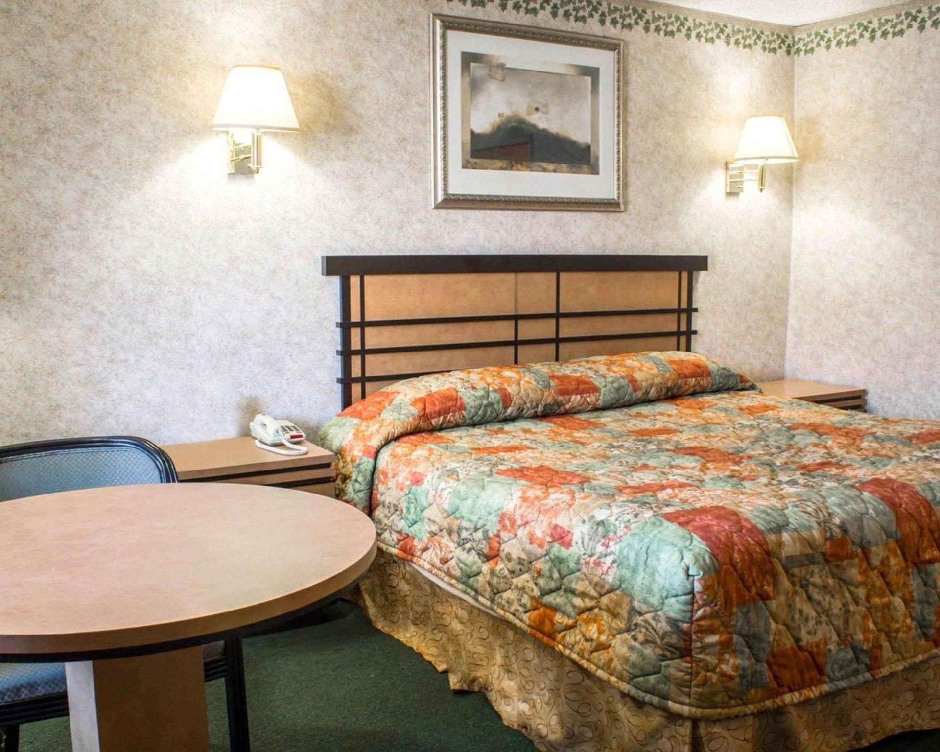Econo Lodge Inn & Suites Colonie Center Mall photo 9